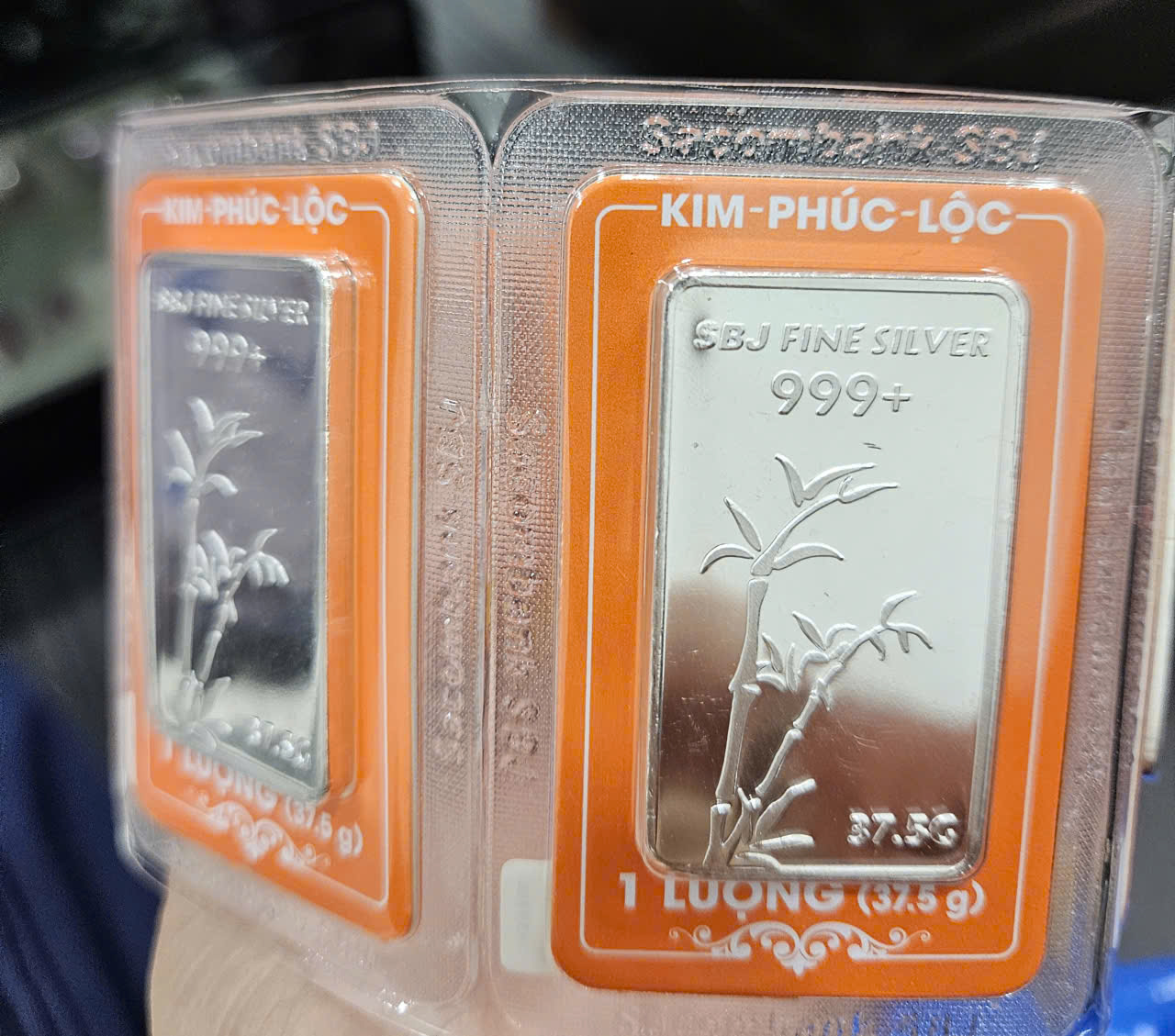 Giá bạc hôm nay 5-11 xuống thấp nhất 1 tháng, người "đu đỉnh" méo mặt- Ảnh 1. Giá bạc hôm nay 5-11 xuống thấp nhất 1 tháng, người "đu đỉnh" méo mặt- Ảnh 1.