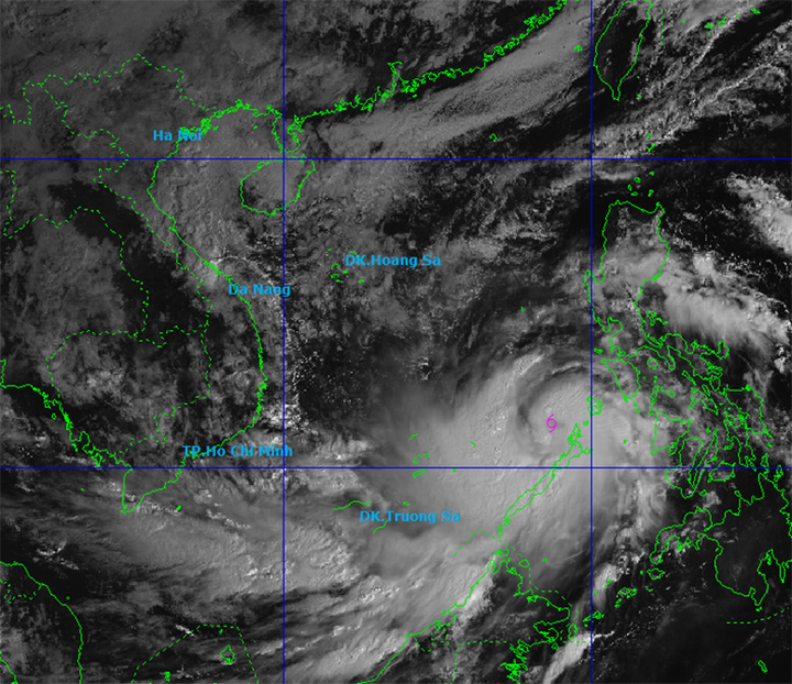 Vì sao bão số 13 Kalmaegi còn mạnh lên sau khi vào Biển Đông?- Ảnh 1.