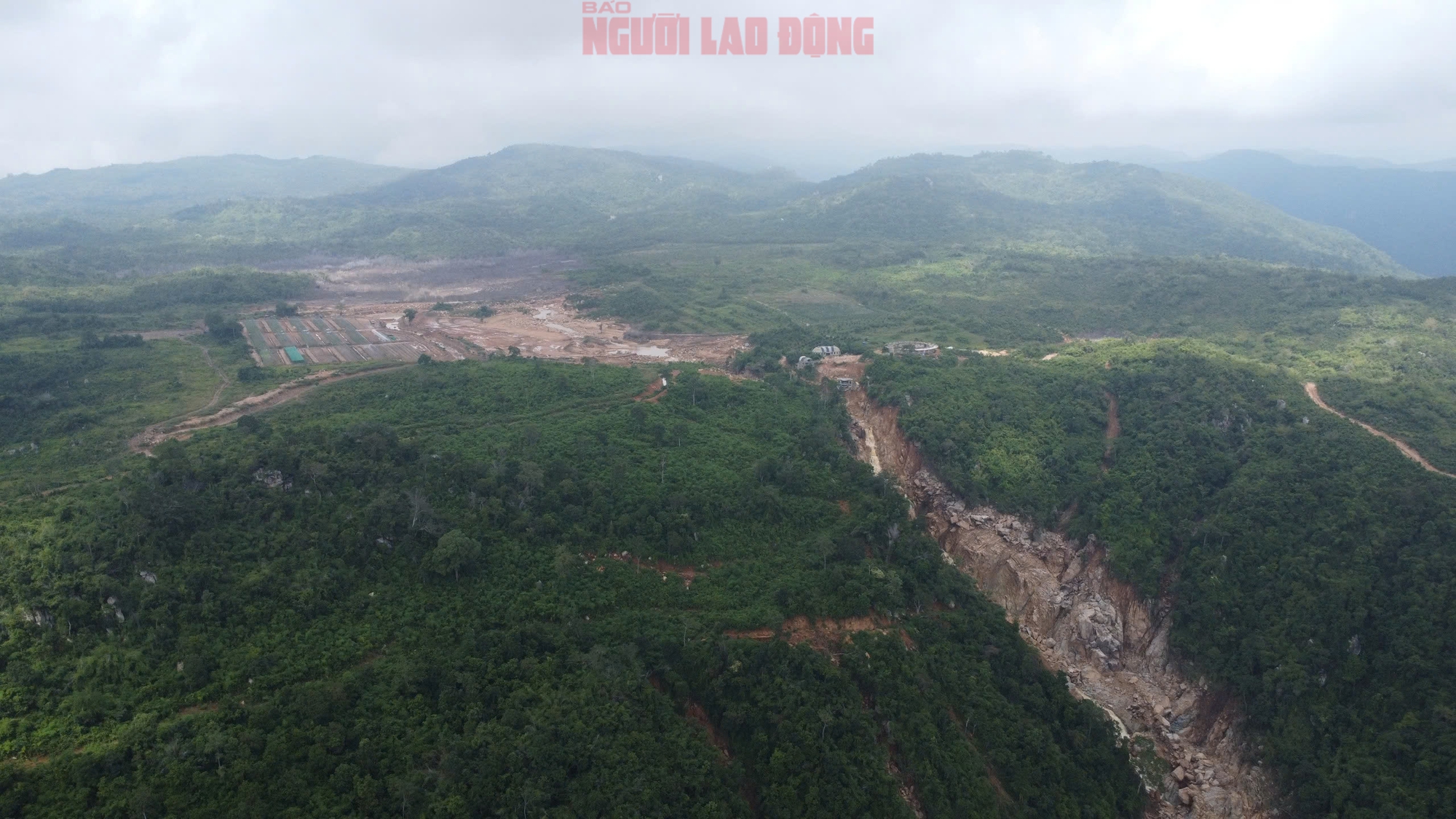 Nóng: Lâm Đồng yêu cầu tháo dỡ toàn bộ hồ chứa nước không phép trên núi Tân Lai- Ảnh 1.