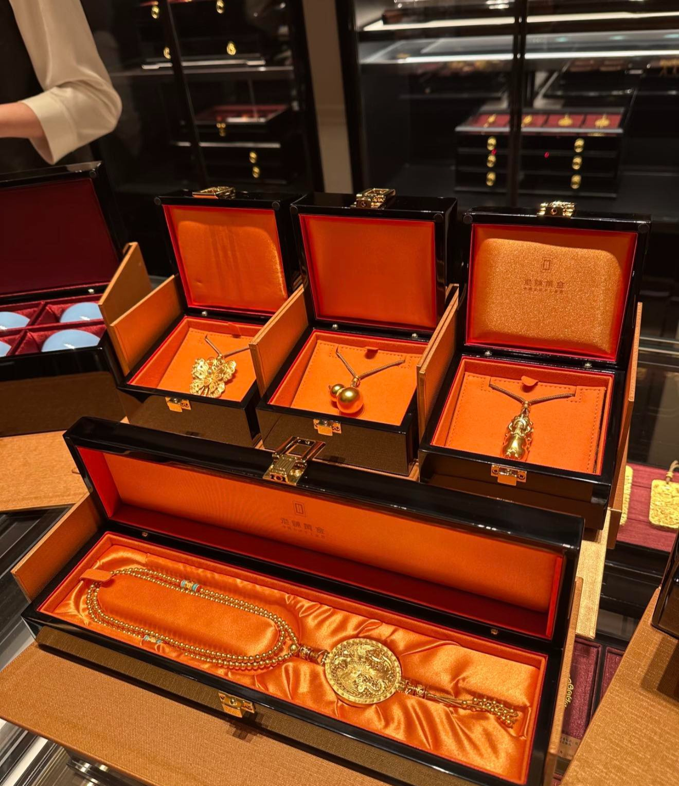 Cửa hàng vàng khiến 1,4 tỷ dân Trung Quốc lùng mua đến vỡ trận- Ảnh 2.