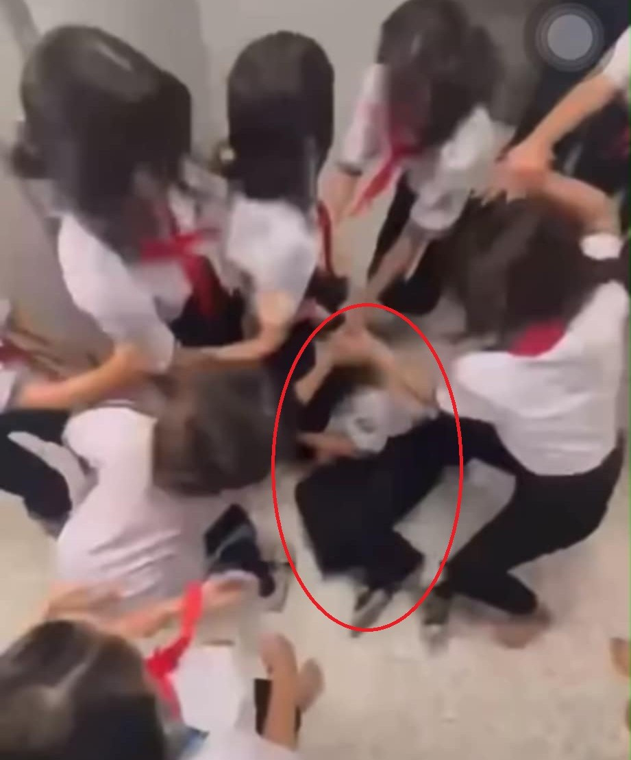 Xôn xao clip nữ sinh bị nhóm bạn vây đánh trong nhà vệ sinh trường học ở TPHCM- Ảnh 1.