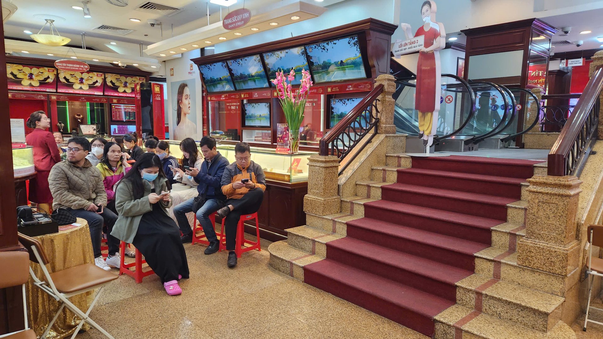 Giá vàng giảm, người phụ nữ ở Hà Nội vội đem bán, lưỡng lự một chút đã “bay” 200 triệu đồng- Ảnh 2. Giá vàng giảm, người phụ nữ ở Hà Nội vội đem bán, lưỡng lự một chút đã “bay” 200 triệu đồng- Ảnh 2.