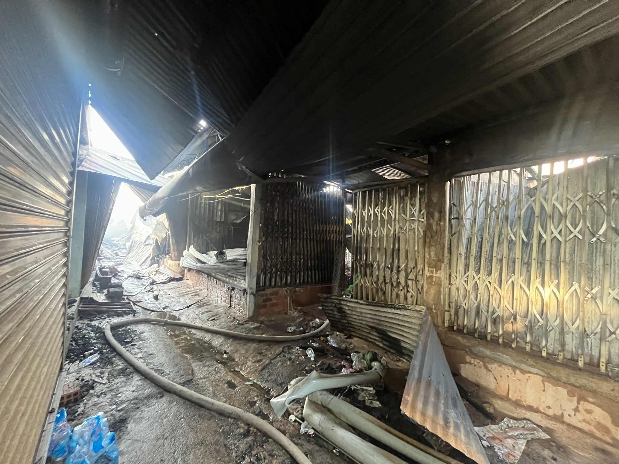 Hiện trường đổ nát ở chợ Bình Dương sau vụ cháy bất ngờ trong đêm- Ảnh 5. Hiện trường đổ nát ở chợ Bình Dương sau vụ cháy bất ngờ trong đêm- Ảnh 5.