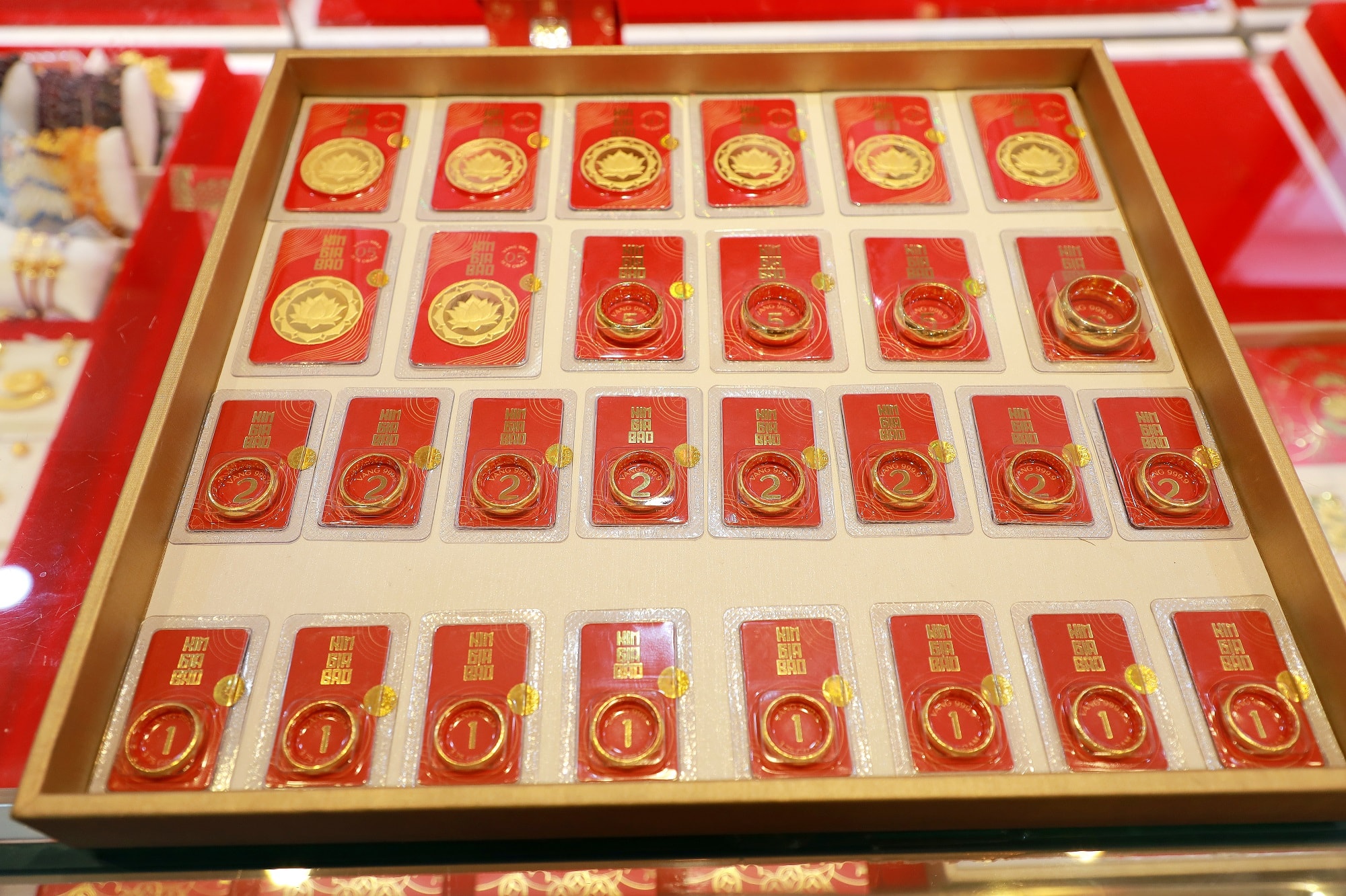 Giá vàng giảm, người phụ nữ ở Hà Nội vội đem bán, lưỡng lự một chút đã “bay” 200 triệu đồng- Ảnh 3. Giá vàng giảm, người phụ nữ ở Hà Nội vội đem bán, lưỡng lự một chút đã “bay” 200 triệu đồng- Ảnh 3.