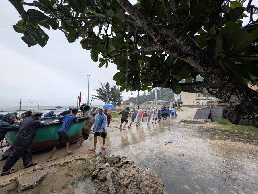 Bão số 13 Kalmaegi giật cấp 16 đổ bộ, 1 tỉnh huy động ô tô, xe thiết giáp khẩn cấp ứng phó- Ảnh 2. Bão số 13 Kalmaegi giật cấp 16 đổ bộ, 1 tỉnh huy động ô tô, xe thiết giáp khẩn cấp ứng phó- Ảnh 2.