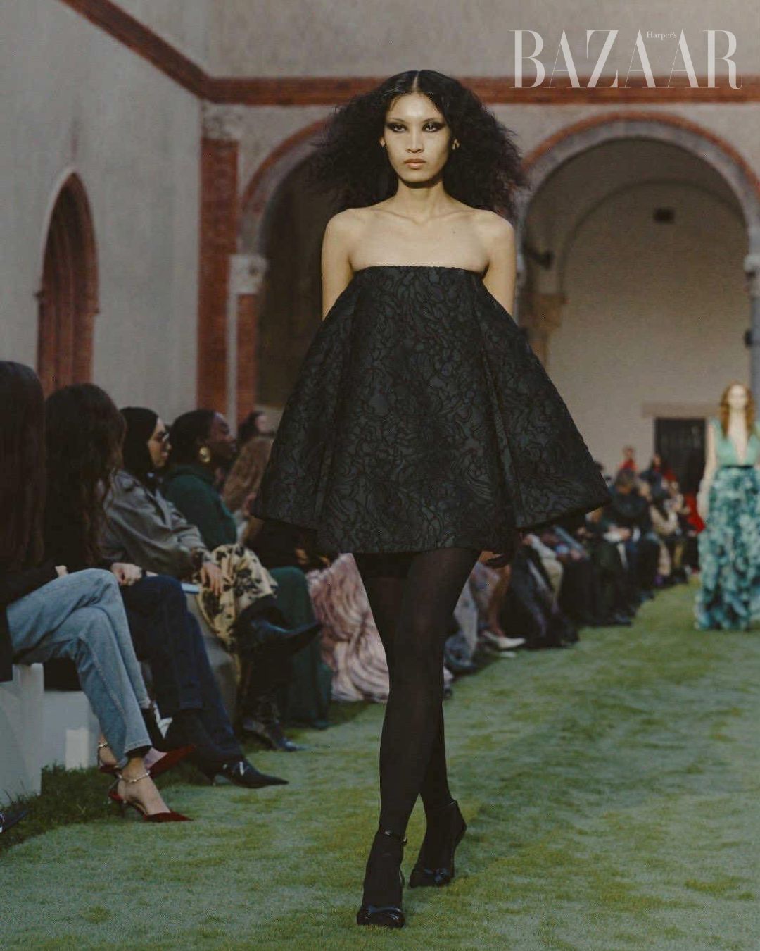 Cô gái "vượt mặt" Hoàng Thùy trình diễn cho show chính thức của Chanel là ai?- Ảnh 13.