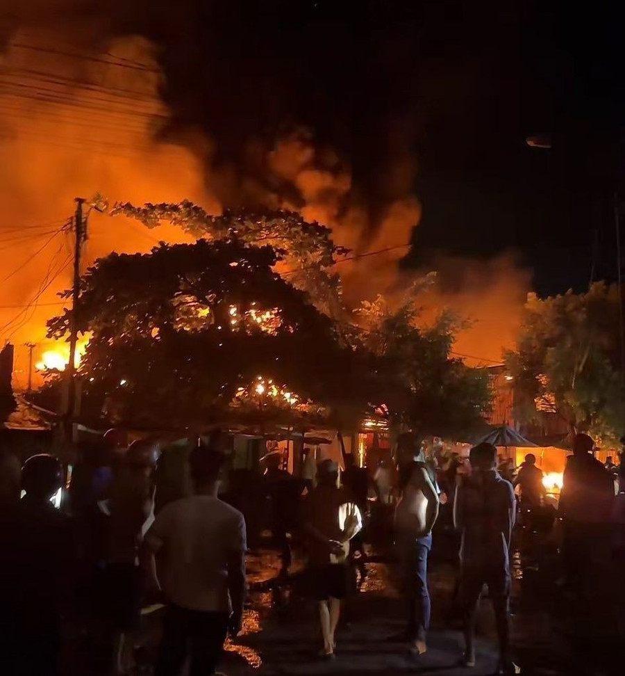 Hiện trường đổ nát ở chợ Bình Dương sau vụ cháy bất ngờ trong đêm- Ảnh 8. Hiện trường đổ nát ở chợ Bình Dương sau vụ cháy bất ngờ trong đêm- Ảnh 8.