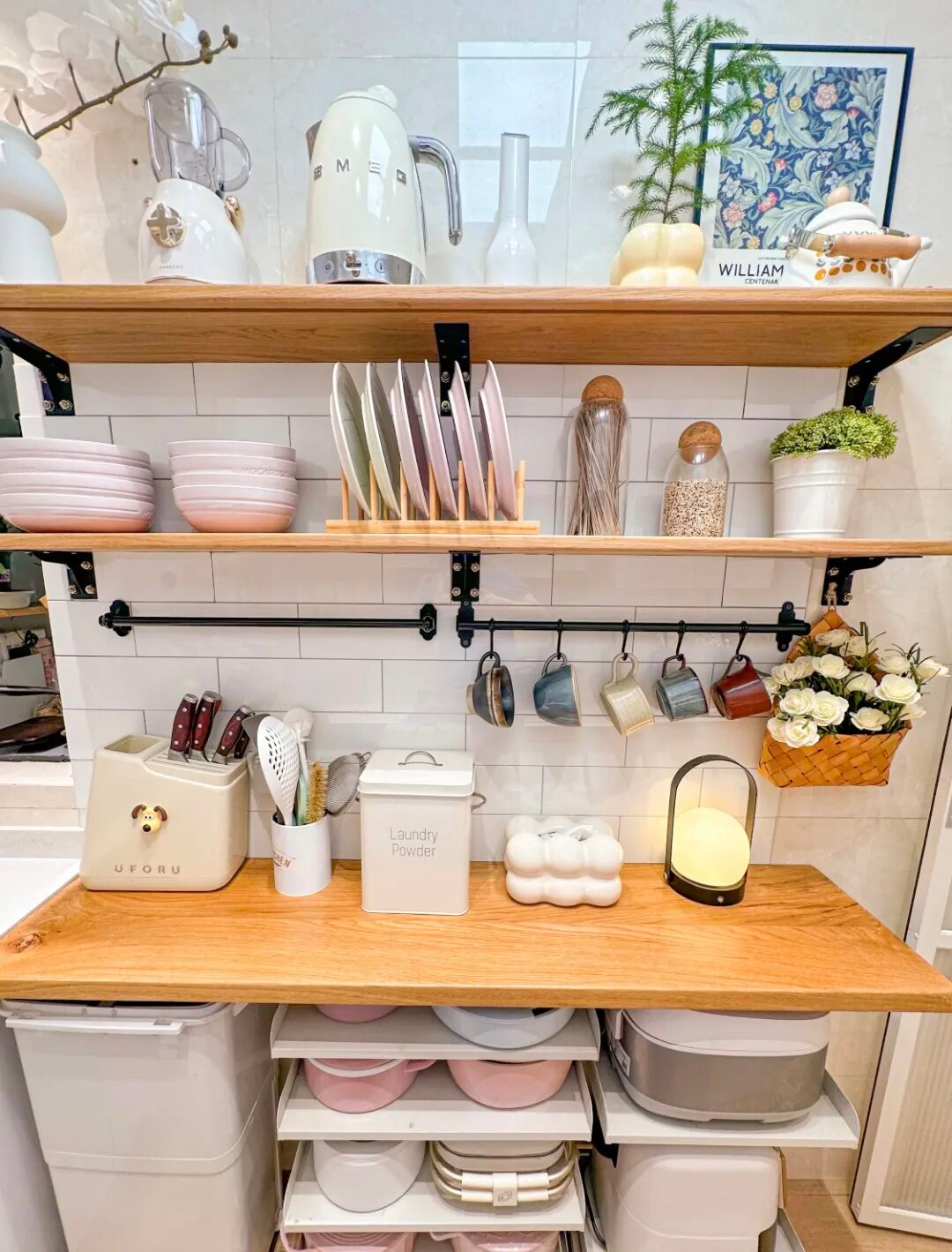 Căn bếp 3m² của người phụ nữ trung niên khiến mạng xã hội trầm trồ: Nhỏ nhưng sang, gọn, như một góc sống trong mơ- Ảnh 3.