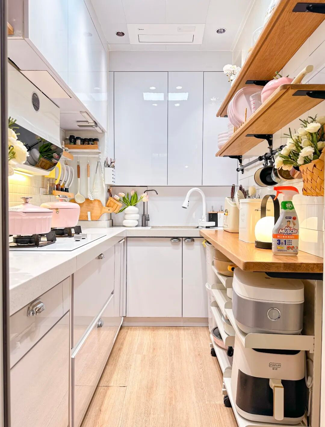 Căn bếp 3m² của người phụ nữ trung niên khiến mạng xã hội trầm trồ: Nhỏ nhưng sang, gọn, như một góc sống trong mơ- Ảnh 5.