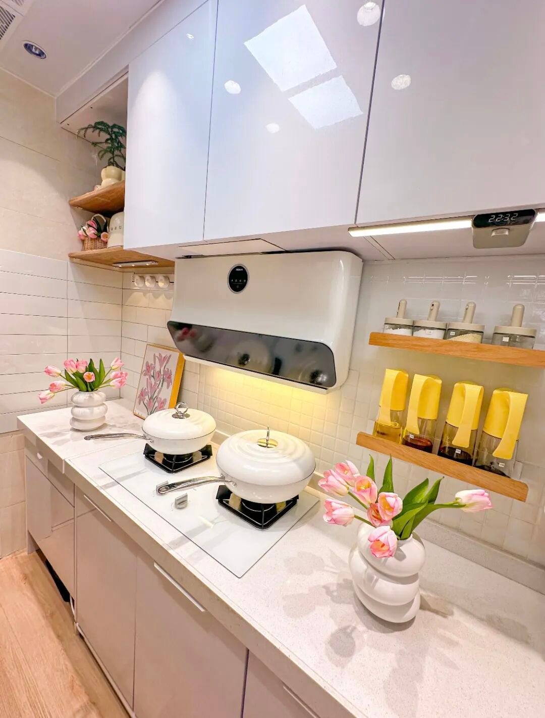 Căn bếp 3m² của người phụ nữ trung niên khiến mạng xã hội trầm trồ: Nhỏ nhưng sang, gọn, như một góc sống trong mơ- Ảnh 6.