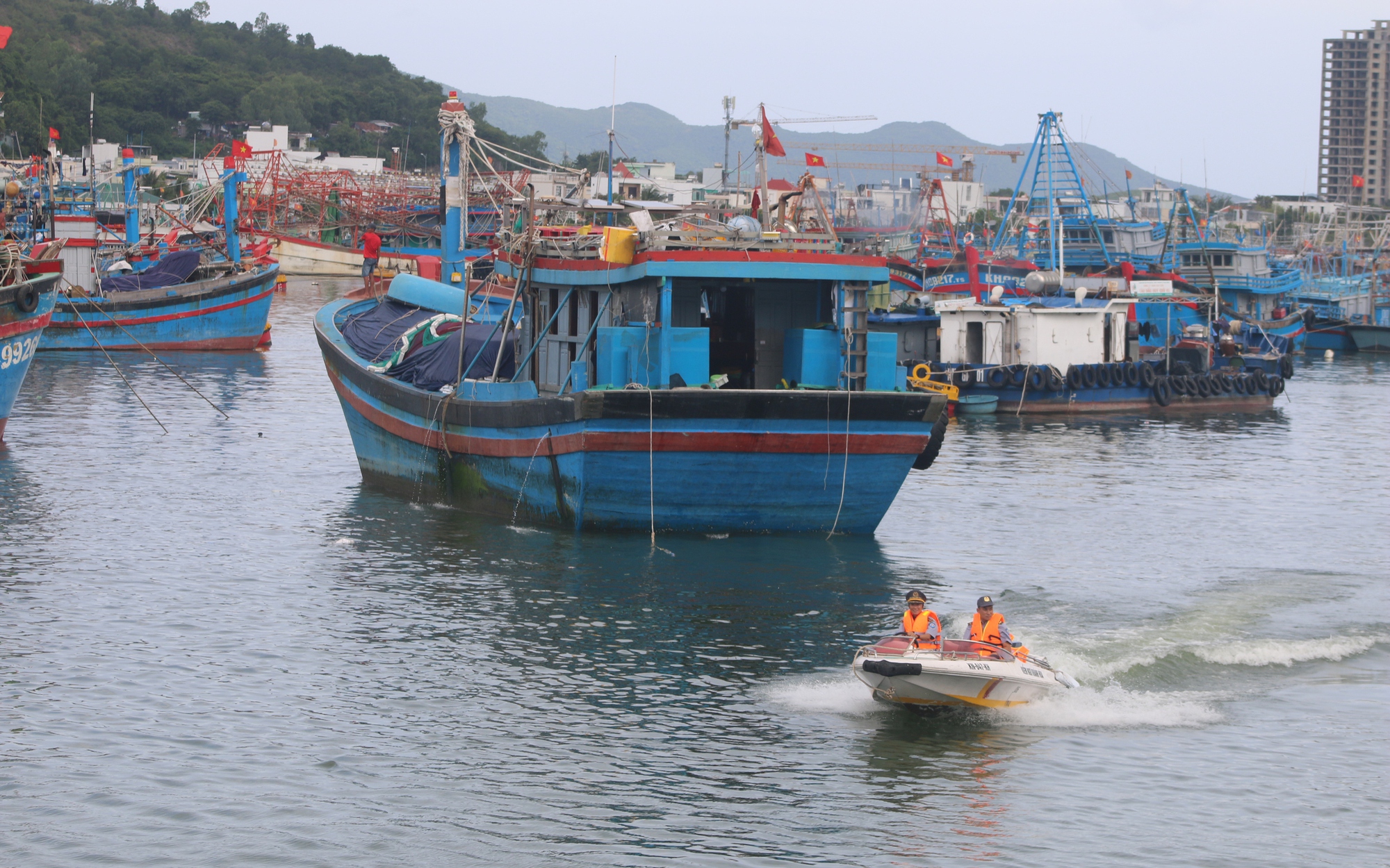 Bão Kalmaegi: Sở GD-ĐT TP HCM thông báo khẩn yêu cầu tạm hoãn mọi hoạt động ngoài giờ chính khóa- Ảnh 2.