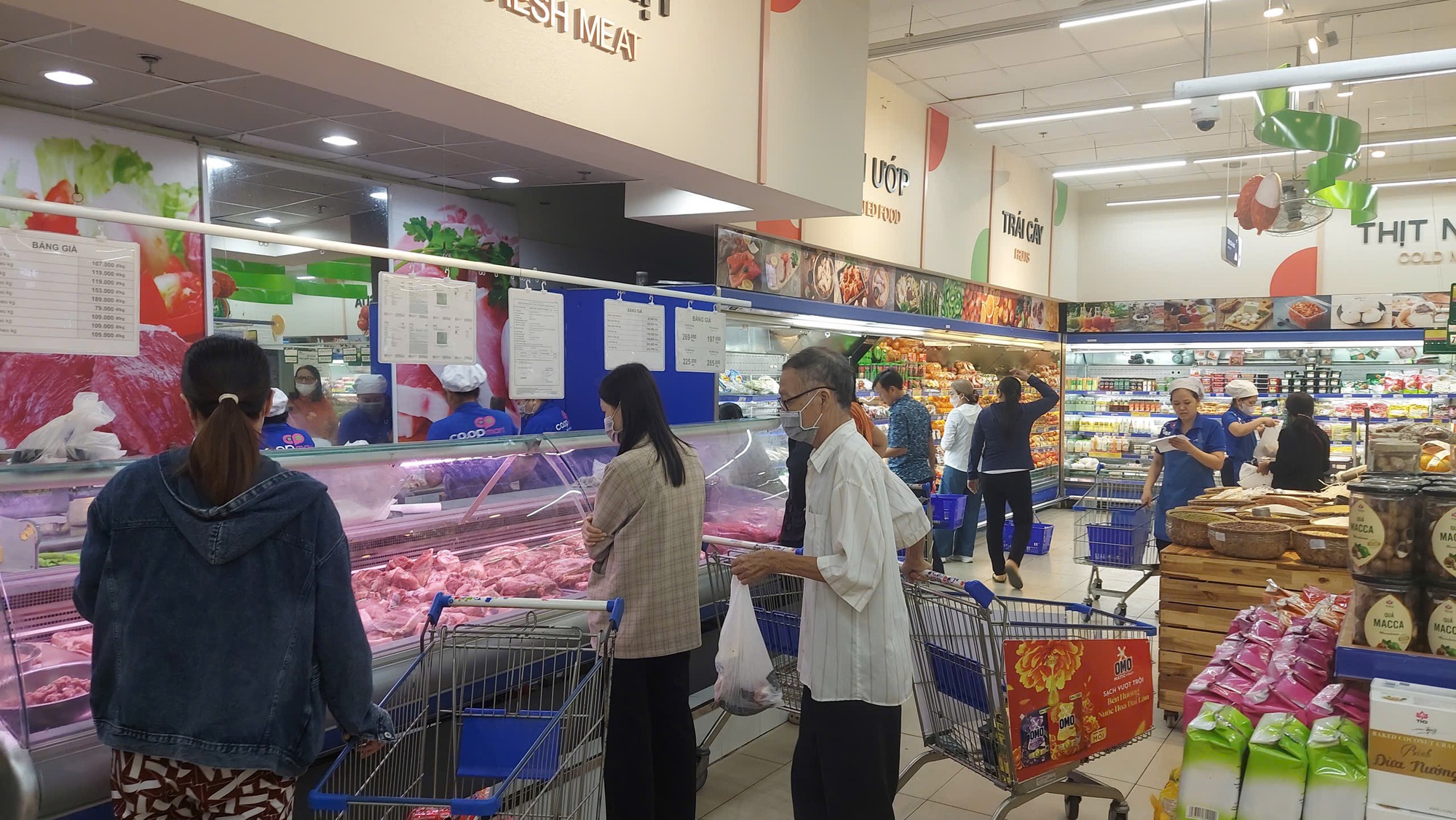 Người dân Quy Nhơn đổ xô mua thực phẩm dự trữ trước bão số 13- Ảnh 1. Người dân Quy Nhơn đổ xô mua thực phẩm dự trữ trước bão số 13- Ảnh 1.