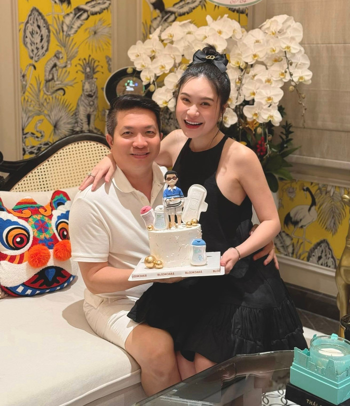 Đoàn Di Băng mếu máo, nắm chặt tay Nguyễn Quốc Vũ khicông an khám nhà, bắt tạm giam- Ảnh 7.