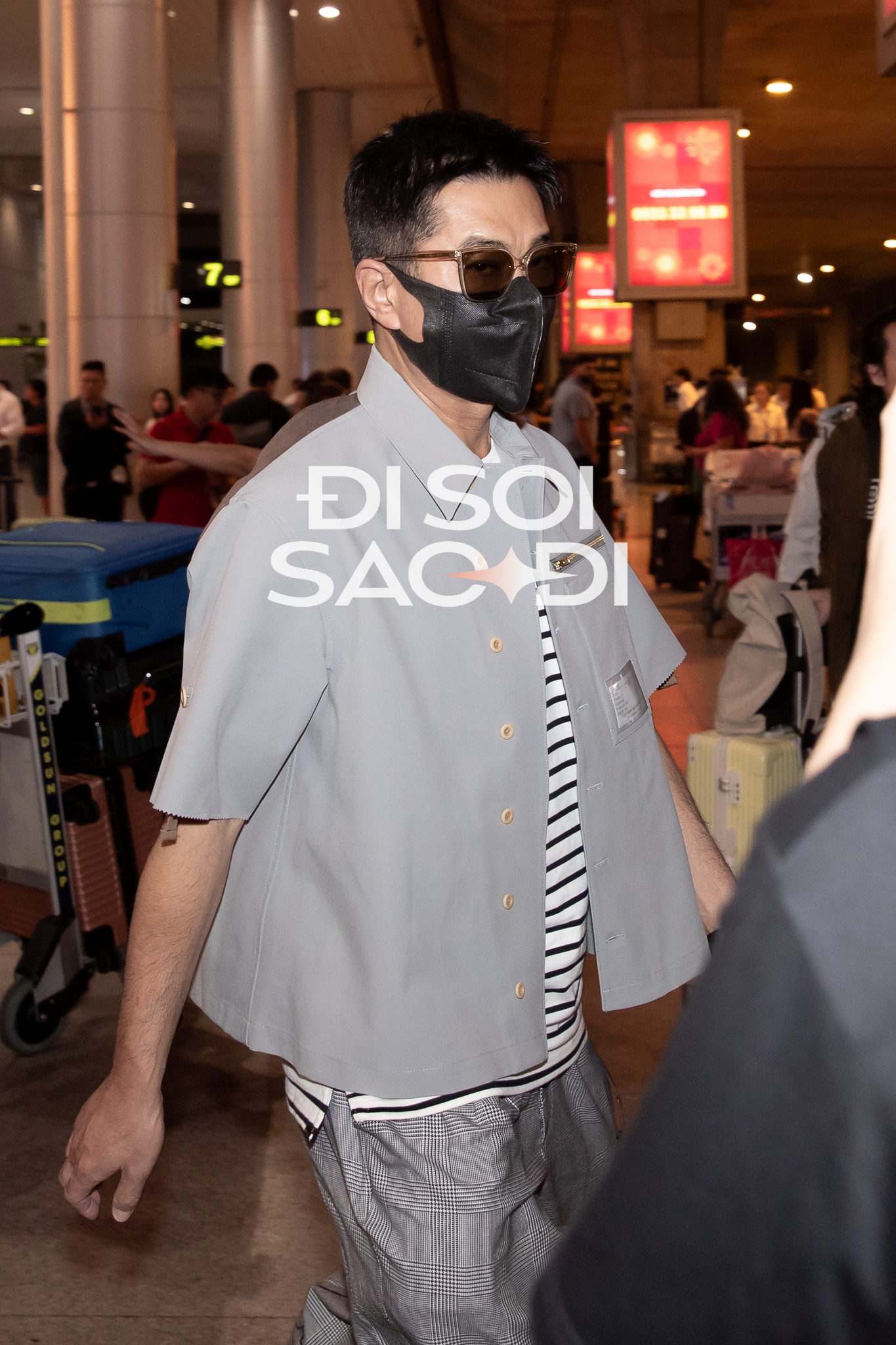 2 "ông trùm Cbiz" đổ bộ Tân Sơn Nhất: "Dương Quá" Cổ Thiên Lạc lộ nhan sắc thật, "đại ca" Hồng Kim Bảo phải ngồi xe lăn!- Ảnh 1. 2 "ông trùm Cbiz" đổ bộ Tân Sơn Nhất: "Dương Quá" Cổ Thiên Lạc lộ nhan sắc thật, "đại ca" Hồng Kim Bảo phải ngồi xe lăn!- Ảnh 1.