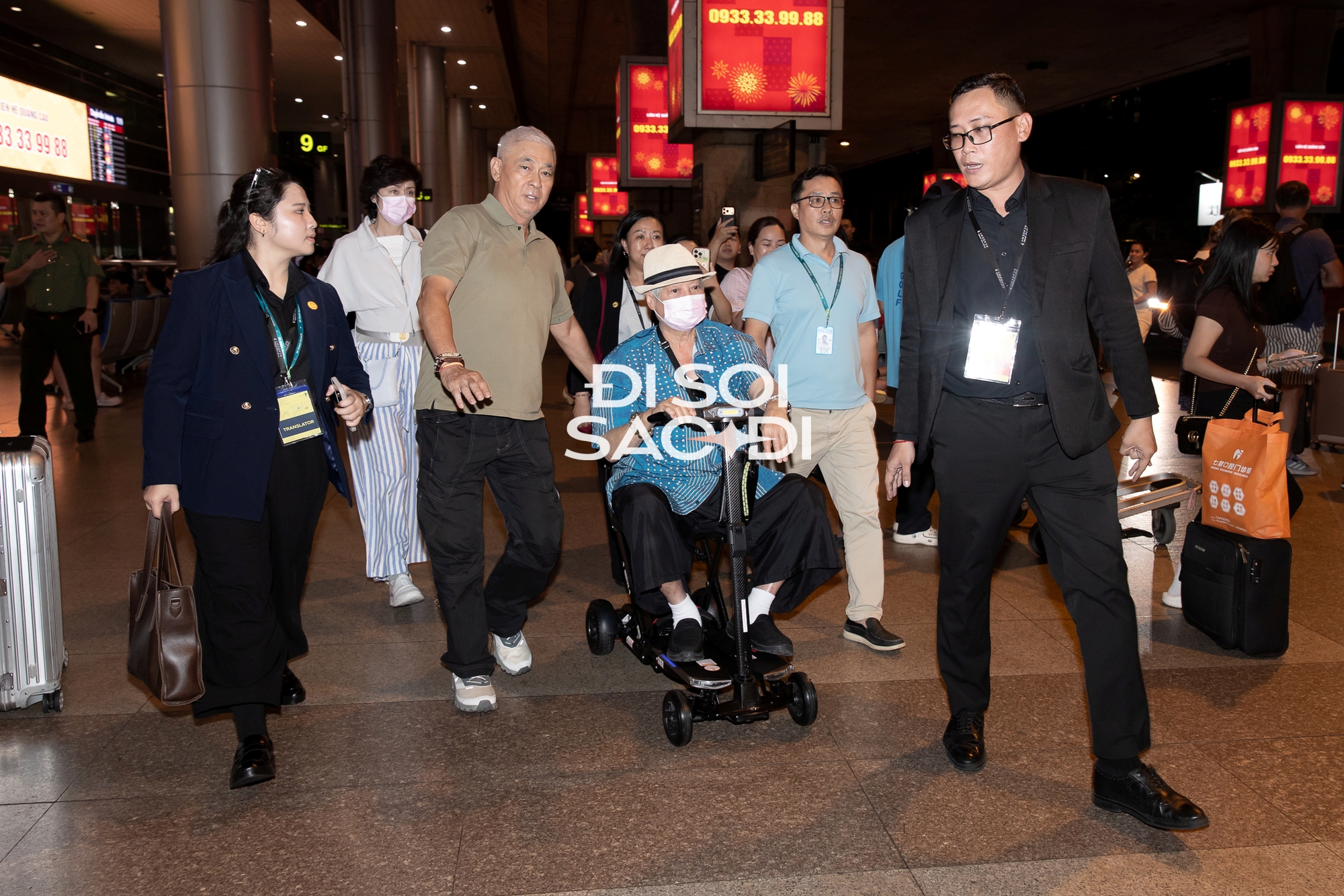 2 "ông trùm Cbiz" đổ bộ Tân Sơn Nhất: "Dương Quá" Cổ Thiên Lạc lộ nhan sắc thật, "đại ca" Hồng Kim Bảo phải ngồi xe lăn!- Ảnh 8. 2 "ông trùm Cbiz" đổ bộ Tân Sơn Nhất: "Dương Quá" Cổ Thiên Lạc lộ nhan sắc thật, "đại ca" Hồng Kim Bảo phải ngồi xe lăn!- Ảnh 8.