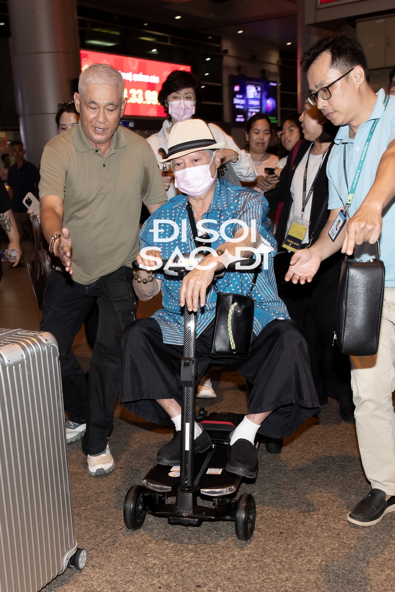 2 "ông trùm Cbiz" đổ bộ Tân Sơn Nhất: "Dương Quá" Cổ Thiên Lạc lộ nhan sắc thật, "đại ca" Hồng Kim Bảo phải ngồi xe lăn!- Ảnh 7. 2 "ông trùm Cbiz" đổ bộ Tân Sơn Nhất: "Dương Quá" Cổ Thiên Lạc lộ nhan sắc thật, "đại ca" Hồng Kim Bảo phải ngồi xe lăn!- Ảnh 7.