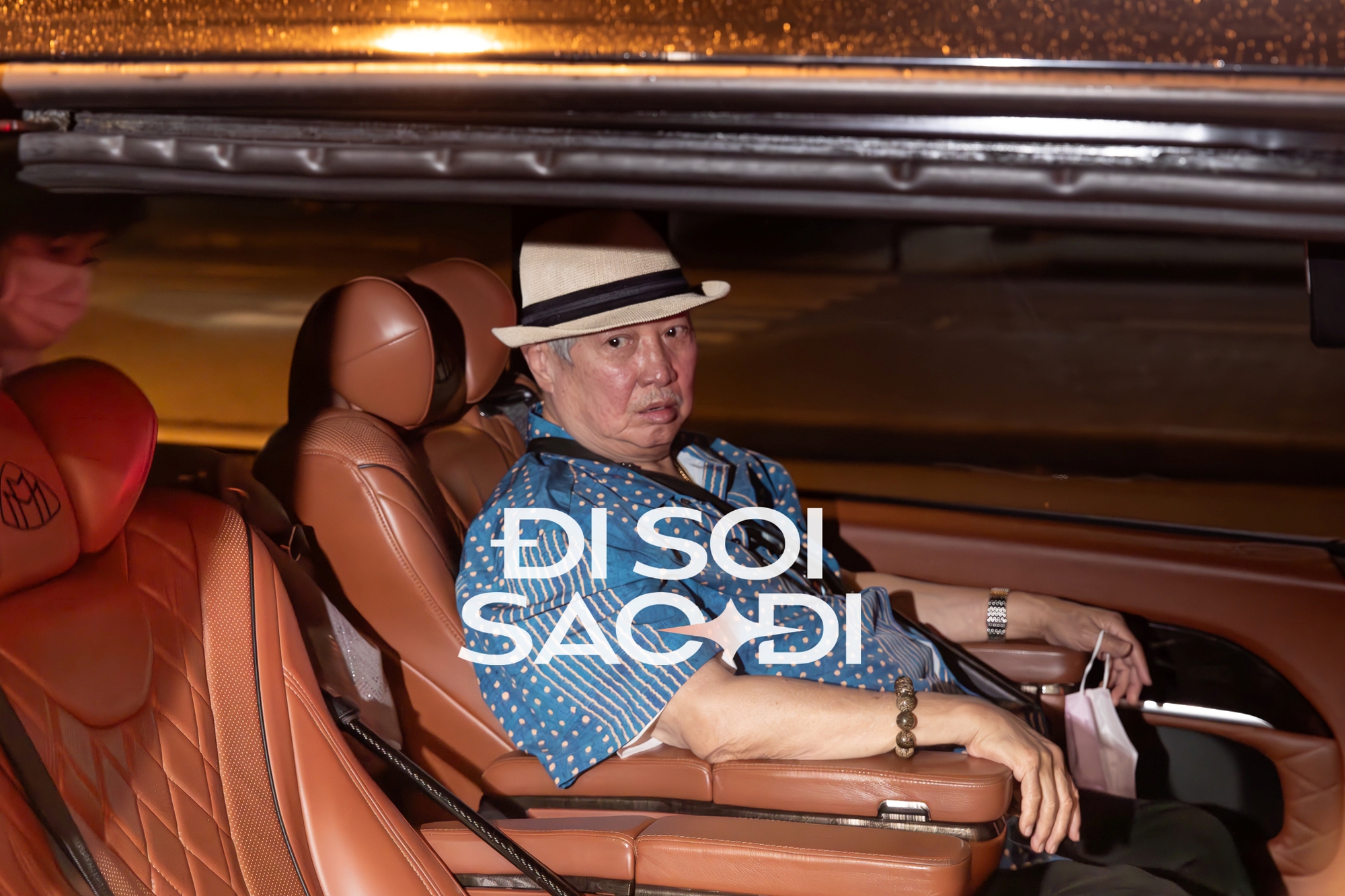 2 "ông trùm Cbiz" đổ bộ Tân Sơn Nhất: "Dương Quá" Cổ Thiên Lạc lộ nhan sắc thật, "đại ca" Hồng Kim Bảo phải ngồi xe lăn!- Ảnh 9. 2 "ông trùm Cbiz" đổ bộ Tân Sơn Nhất: "Dương Quá" Cổ Thiên Lạc lộ nhan sắc thật, "đại ca" Hồng Kim Bảo phải ngồi xe lăn!- Ảnh 9.