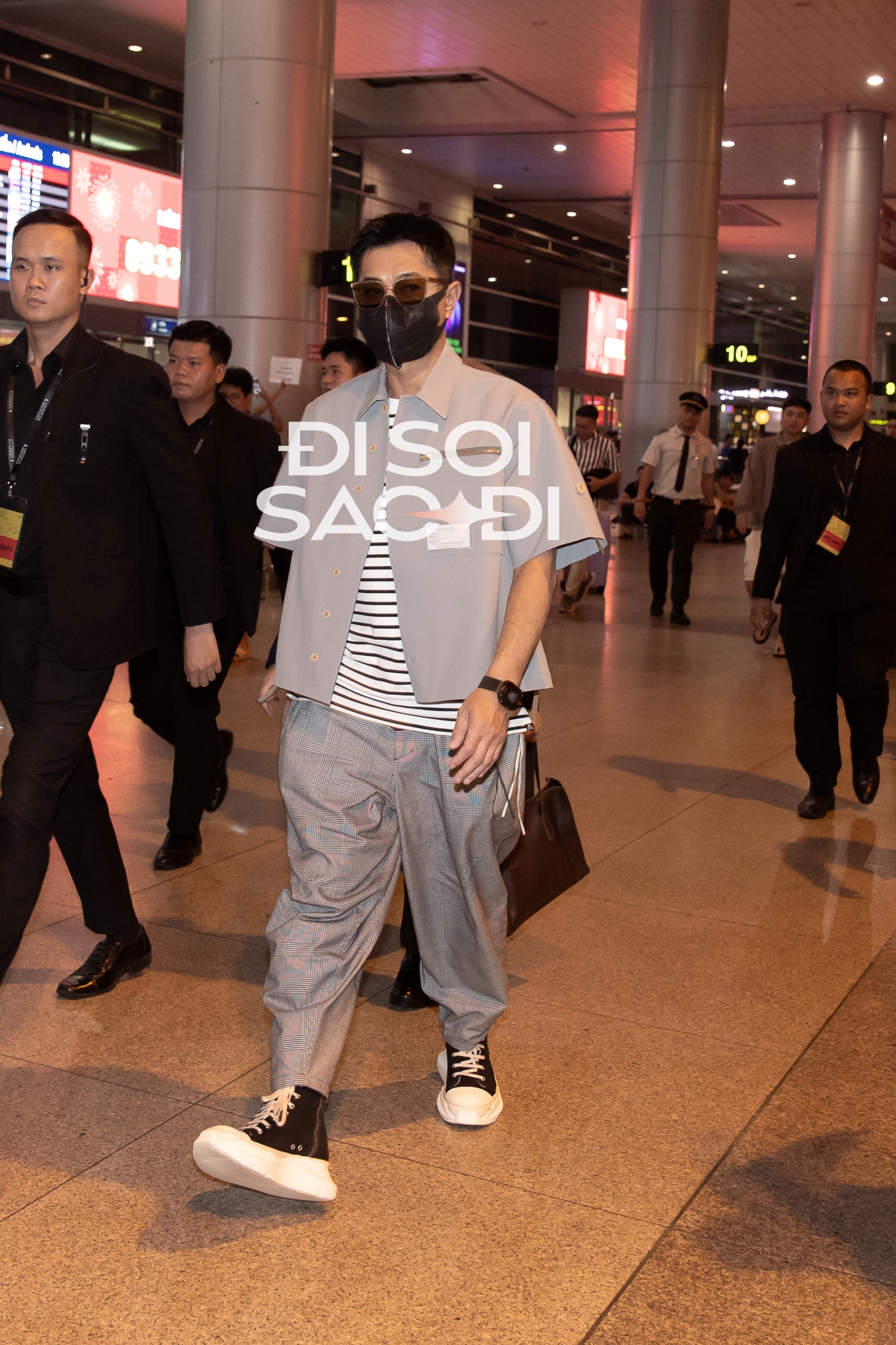 2 "ông trùm Cbiz" đổ bộ Tân Sơn Nhất: "Dương Quá" Cổ Thiên Lạc lộ nhan sắc thật, "đại ca" Hồng Kim Bảo phải ngồi xe lăn!- Ảnh 2. 2 "ông trùm Cbiz" đổ bộ Tân Sơn Nhất: "Dương Quá" Cổ Thiên Lạc lộ nhan sắc thật, "đại ca" Hồng Kim Bảo phải ngồi xe lăn!- Ảnh 2.