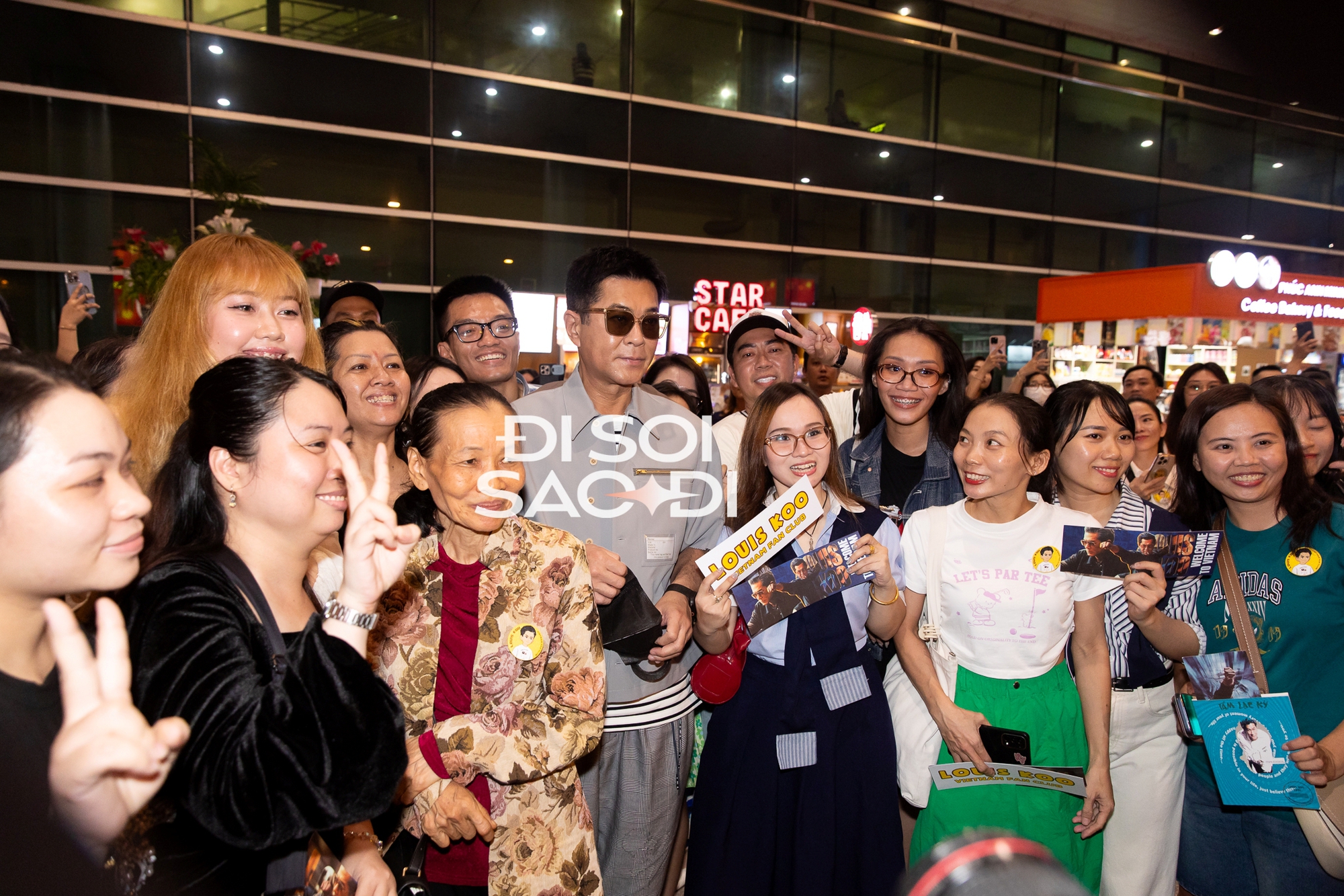 2 "ông trùm Cbiz" đổ bộ Tân Sơn Nhất: "Dương Quá" Cổ Thiên Lạc lộ nhan sắc thật, "đại ca" Hồng Kim Bảo phải ngồi xe lăn!- Ảnh 5. 2 "ông trùm Cbiz" đổ bộ Tân Sơn Nhất: "Dương Quá" Cổ Thiên Lạc lộ nhan sắc thật, "đại ca" Hồng Kim Bảo phải ngồi xe lăn!- Ảnh 5.