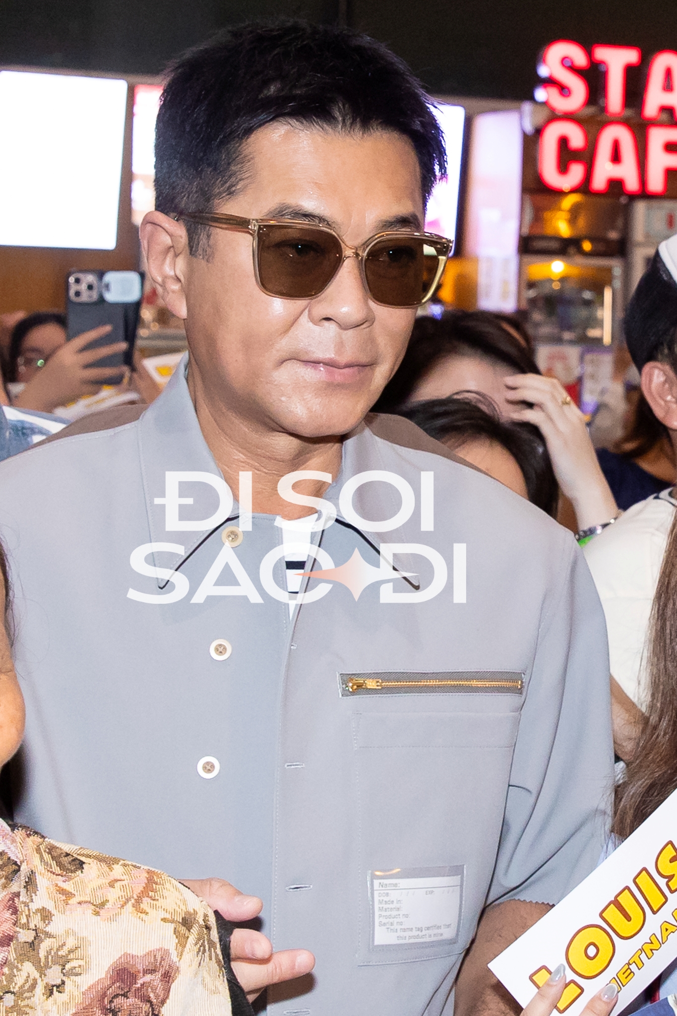 2 "ông trùm Cbiz" đổ bộ Tân Sơn Nhất: "Dương Quá" Cổ Thiên Lạc lộ nhan sắc thật, "đại ca" Hồng Kim Bảo phải ngồi xe lăn!- Ảnh 4. 2 "ông trùm Cbiz" đổ bộ Tân Sơn Nhất: "Dương Quá" Cổ Thiên Lạc lộ nhan sắc thật, "đại ca" Hồng Kim Bảo phải ngồi xe lăn!- Ảnh 4.