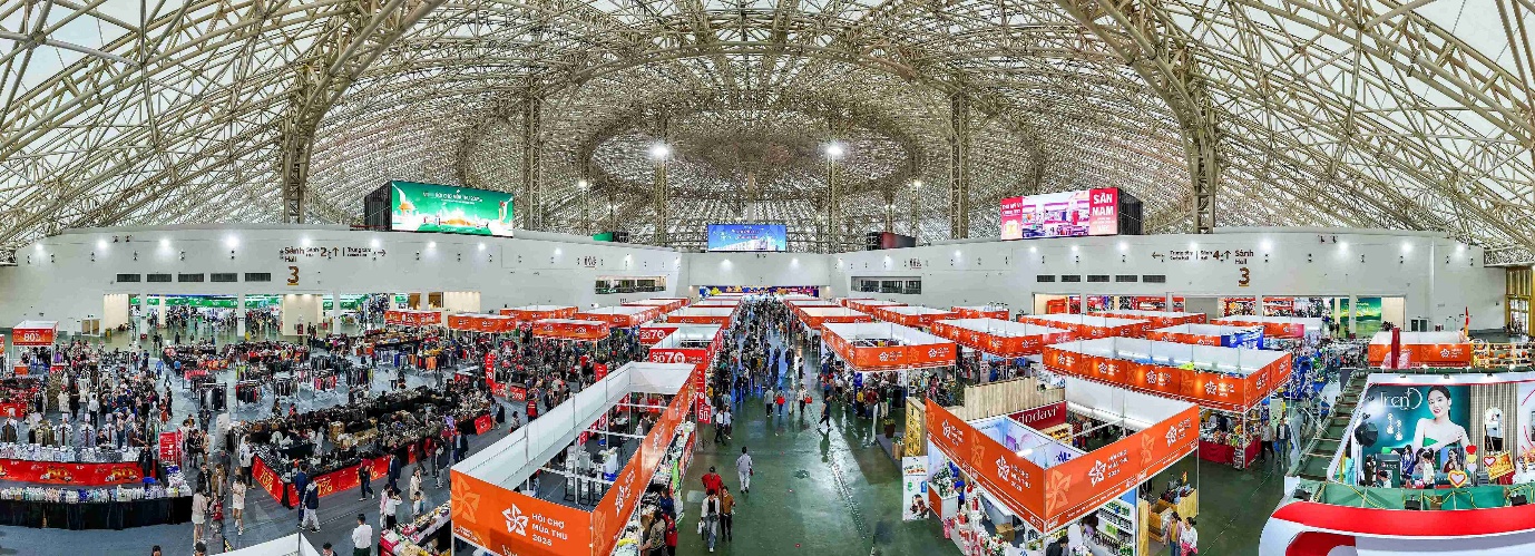 Hội chợ Mùa Thu lần thứ nhất - 2025: Đón hơn 1 triệu khách, 5.000 tỷ đồng giao dịch- Ảnh 2. Hội chợ Mùa Thu lần thứ nhất - 2025: Đón hơn 1 triệu khách, 5.000 tỷ đồng giao dịch- Ảnh 2.