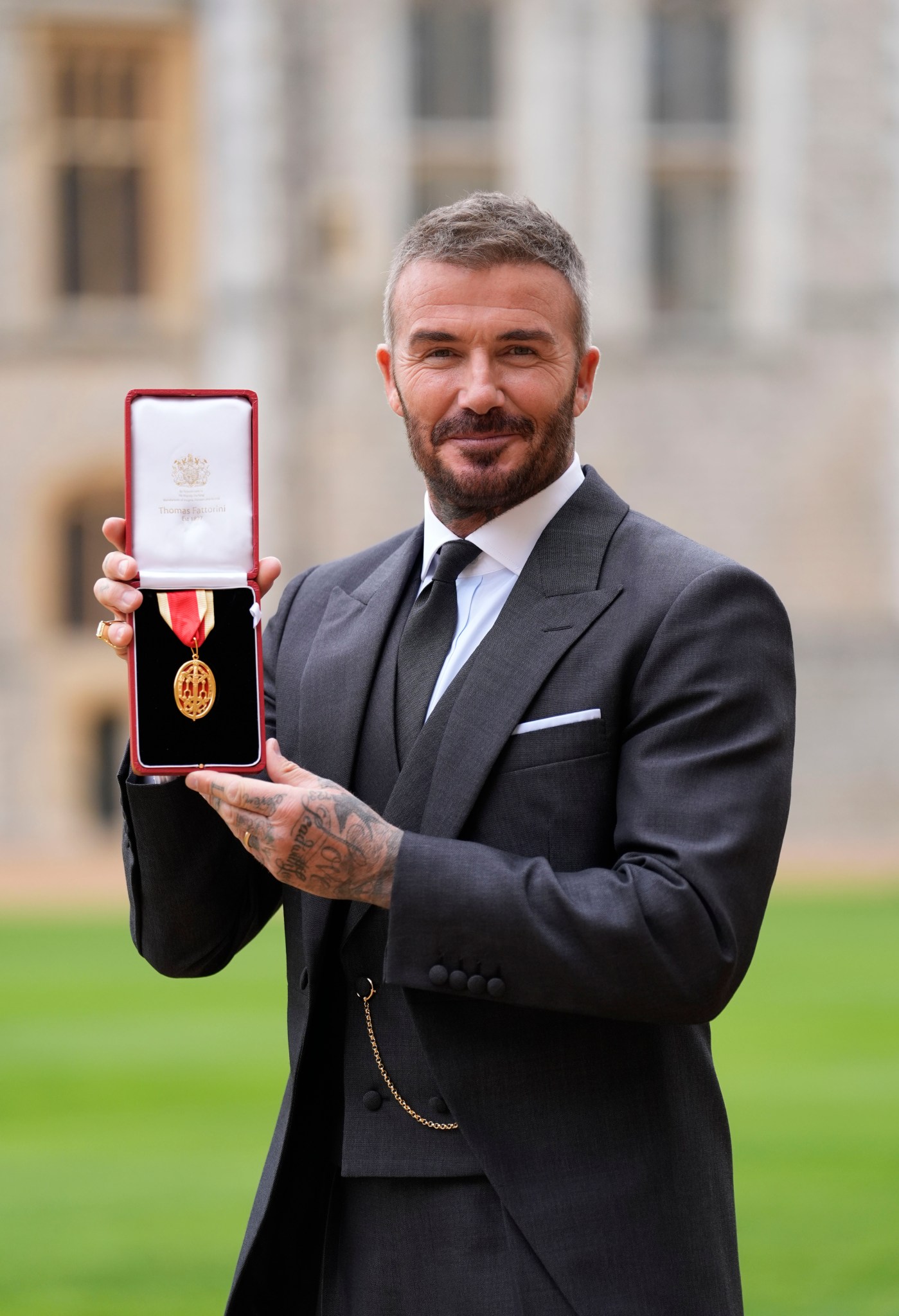 Ảnh nét căng: David Beckham chính thức nhận phong tước Hiệp sĩ, bật khóc vì tự hào còn con cả bất hiếu vẫn vắng mặt- Ảnh 6.