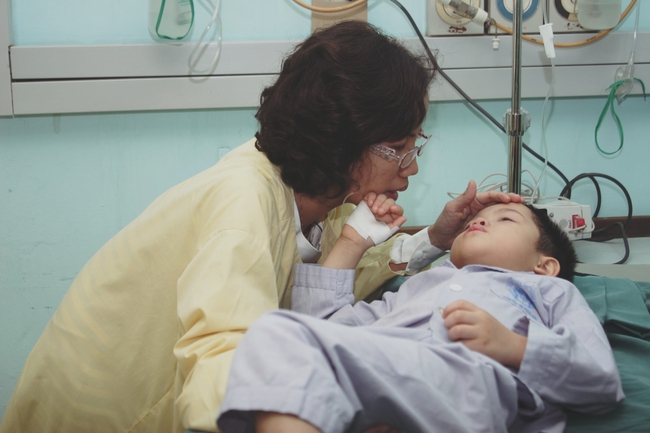 [CLIP] Con bị chỉ trỏ vì mất một chân, mẹ nói điều khiến ai cũng phải nhìn lại chính mình- Ảnh 3.