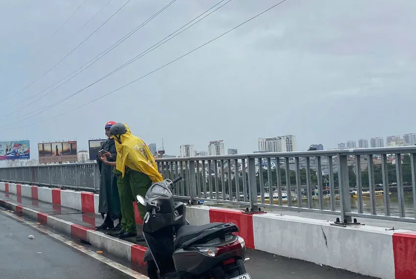 Phát hiện thi thể trên sông, nghi là tài xế taxi tự sát rồi rơi xuống- Ảnh 1. Phát hiện thi thể trên sông, nghi là tài xế taxi tự sát rồi rơi xuống- Ảnh 1.