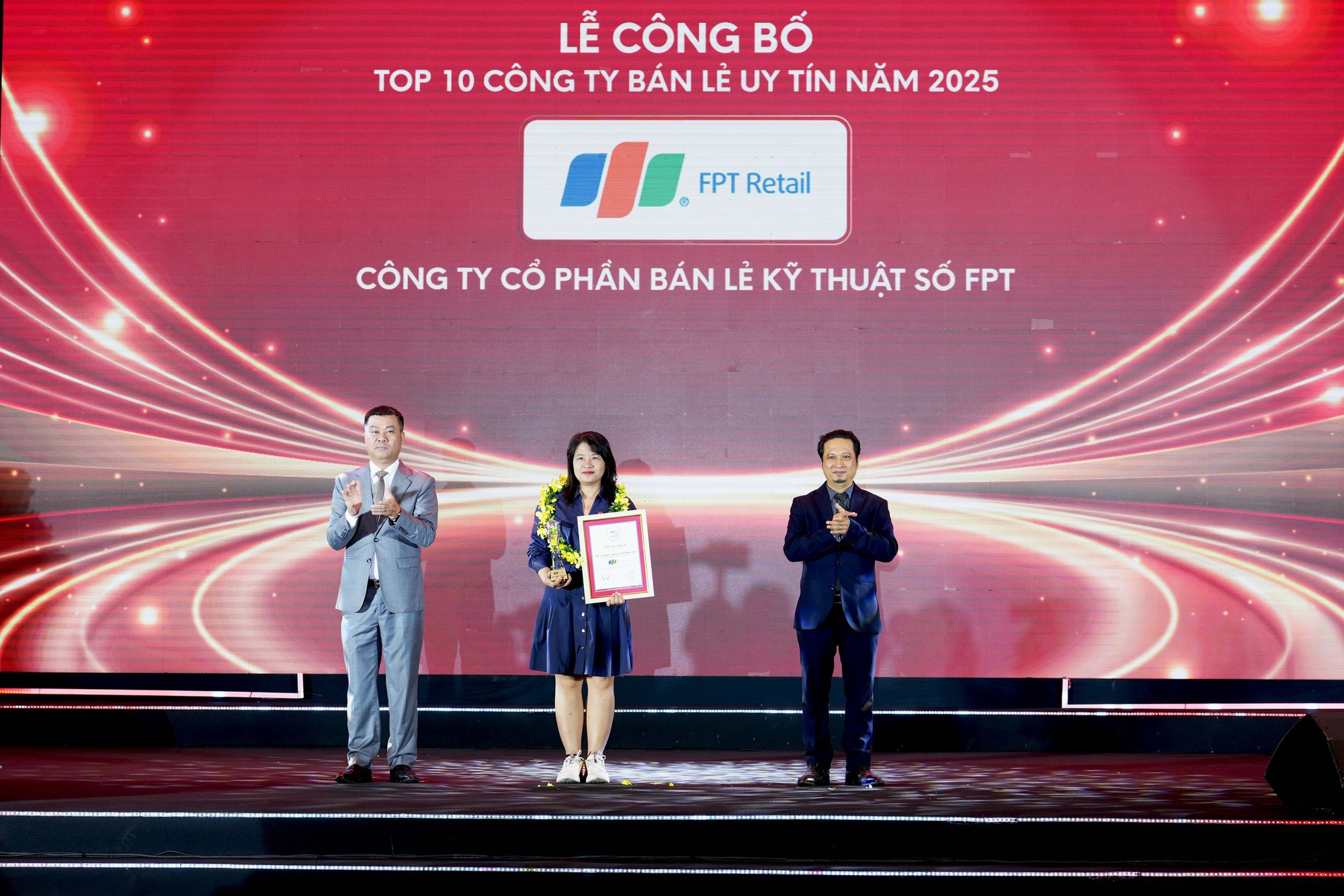 FPT Retail lần thứ 9 liên tiếp vào top 10 công ty bán lẻ uy tín 2025- Ảnh 1. FPT Retail lần thứ 9 liên tiếp vào top 10 công ty bán lẻ uy tín 2025- Ảnh 1.
