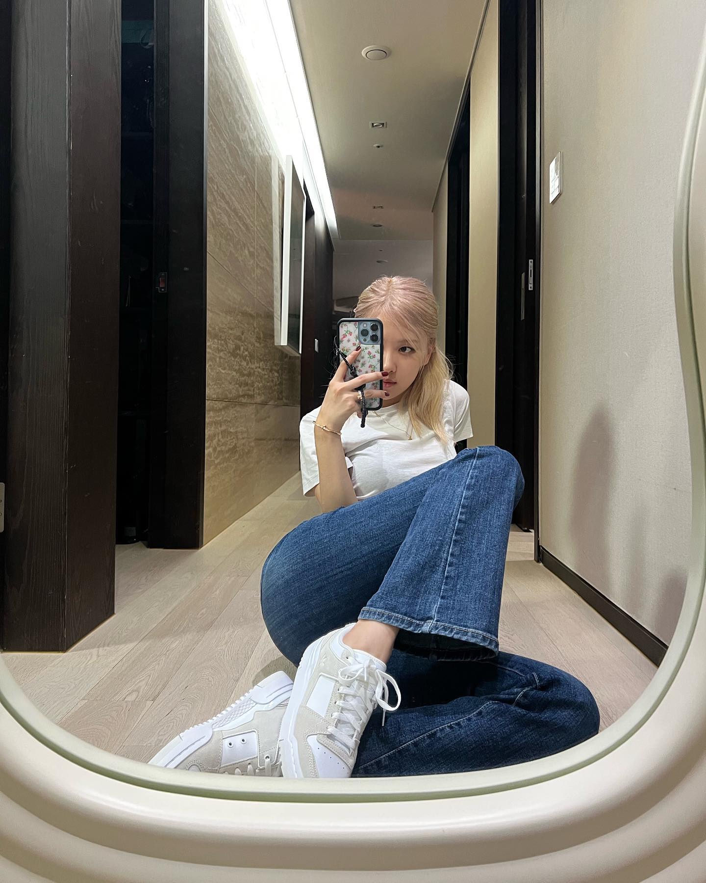 Sao Hàn luôn mặc đồ đơn giản nhưng rất sang, tất cả là nhờ 5 item- Ảnh 12. Sao Hàn luôn mặc đồ đơn giản nhưng rất sang, tất cả là nhờ 5 item- Ảnh 12.