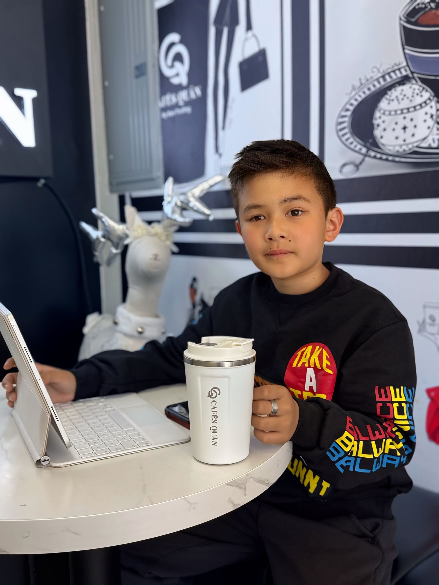 Con trai 8 tuổi của Đan Trường có 3 công ty: Thương hiệu ở Campuchia được mở với mục đích bất ngờ- Ảnh 2. Con trai 8 tuổi của Đan Trường có 3 công ty: Thương hiệu ở Campuchia được mở với mục đích bất ngờ- Ảnh 2.