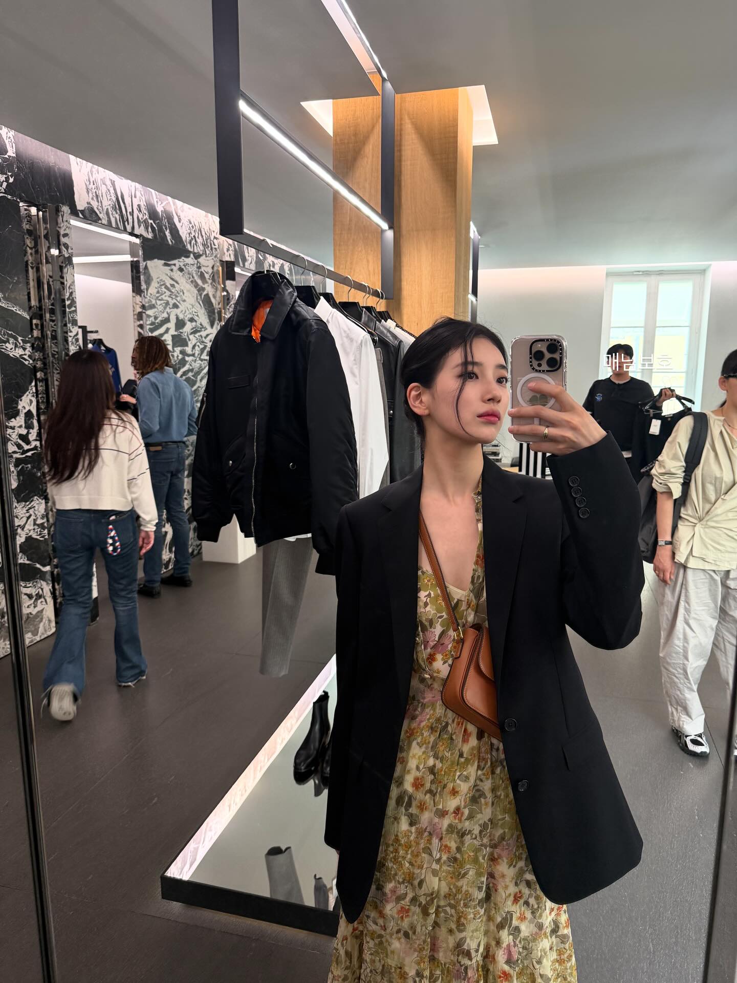 Sao Hàn luôn mặc đồ đơn giản nhưng rất sang, tất cả là nhờ 5 item- Ảnh 3. Sao Hàn luôn mặc đồ đơn giản nhưng rất sang, tất cả là nhờ 5 item- Ảnh 3.