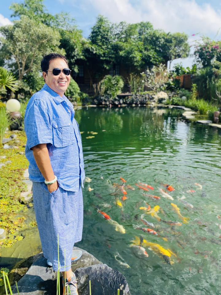 Nam nghệ sĩ rao bán biệt phủ 1.600 m2, giảm giá 50%, vợ nhắc: “Xong việc, tôi cạo đầu ông”- Ảnh 1. Nam nghệ sĩ rao bán biệt phủ 1.600 m2, giảm giá 50%, vợ nhắc: “Xong việc, tôi cạo đầu ông”- Ảnh 1.