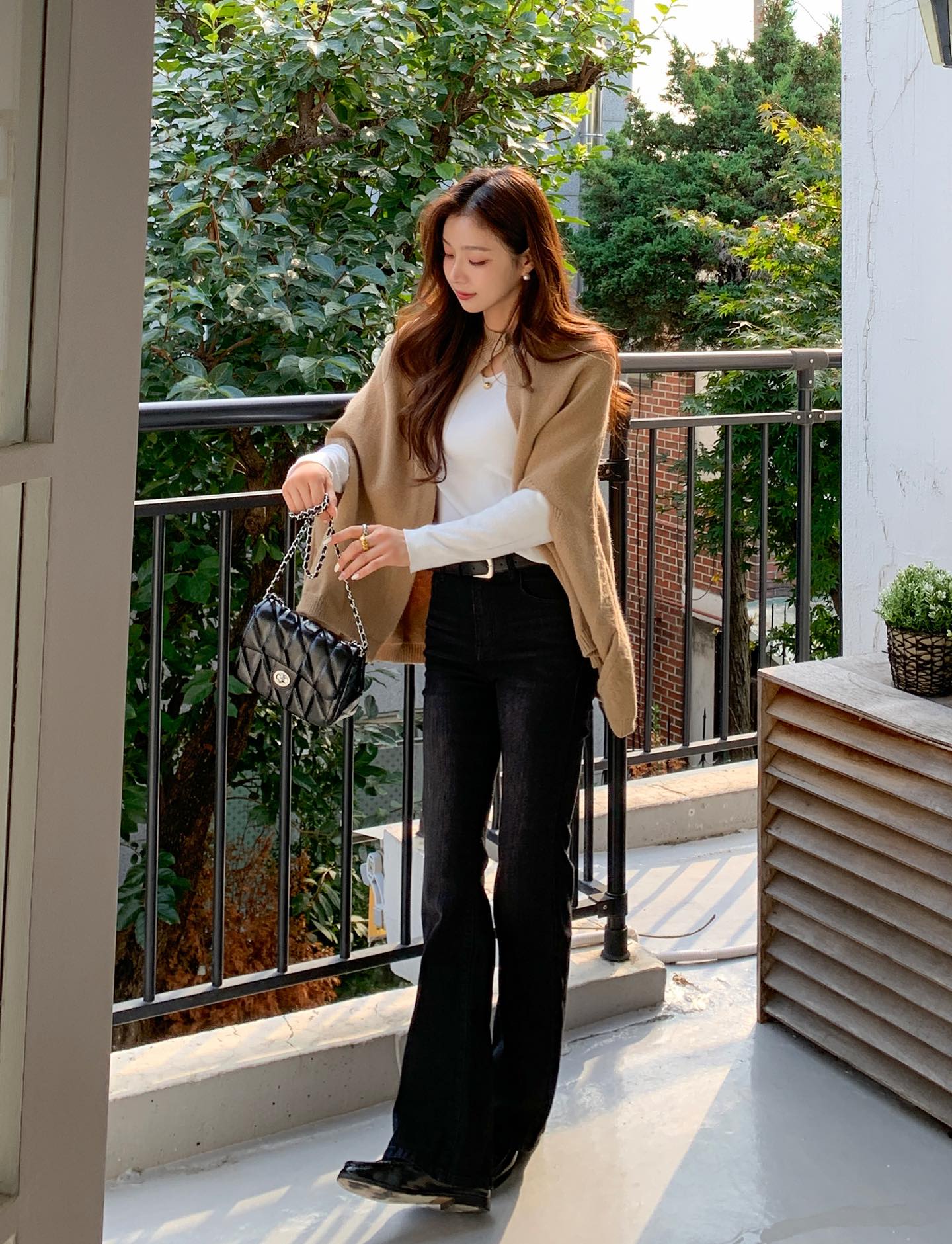 Mùa đông diện đồ màu đen rất hợp nhưng phải mix theo 4 cách này mới chuẩn đẹp, không sợ già- Ảnh 5. Mùa đông diện đồ màu đen rất hợp nhưng phải mix theo 4 cách này mới chuẩn đẹp, không sợ già- Ảnh 5.