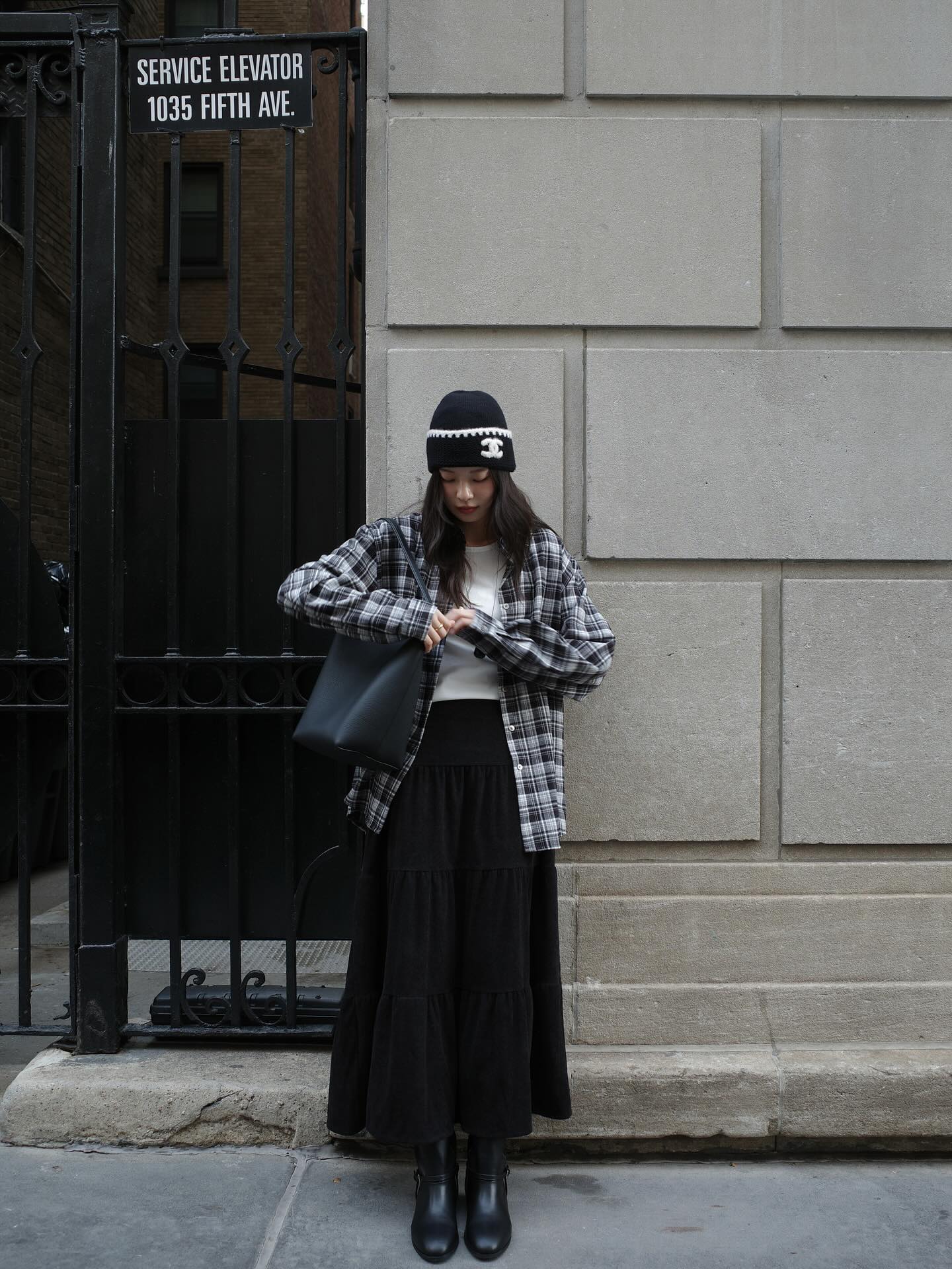 Mùa đông diện đồ màu đen rất hợp nhưng phải mix theo 4 cách này mới chuẩn đẹp, không sợ già- Ảnh 8. Mùa đông diện đồ màu đen rất hợp nhưng phải mix theo 4 cách này mới chuẩn đẹp, không sợ già- Ảnh 8.