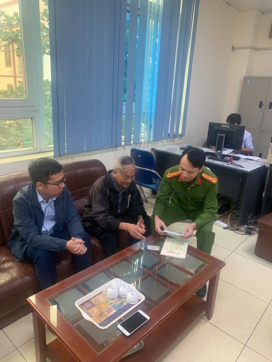 Cụ ông 70 tuổi gửi tiết kiệm 300 triệu đồng ở VietinBank, khi đến rút, nhân viên ngân hàng lập tức báo công an xã vào cuộc- Ảnh 1.