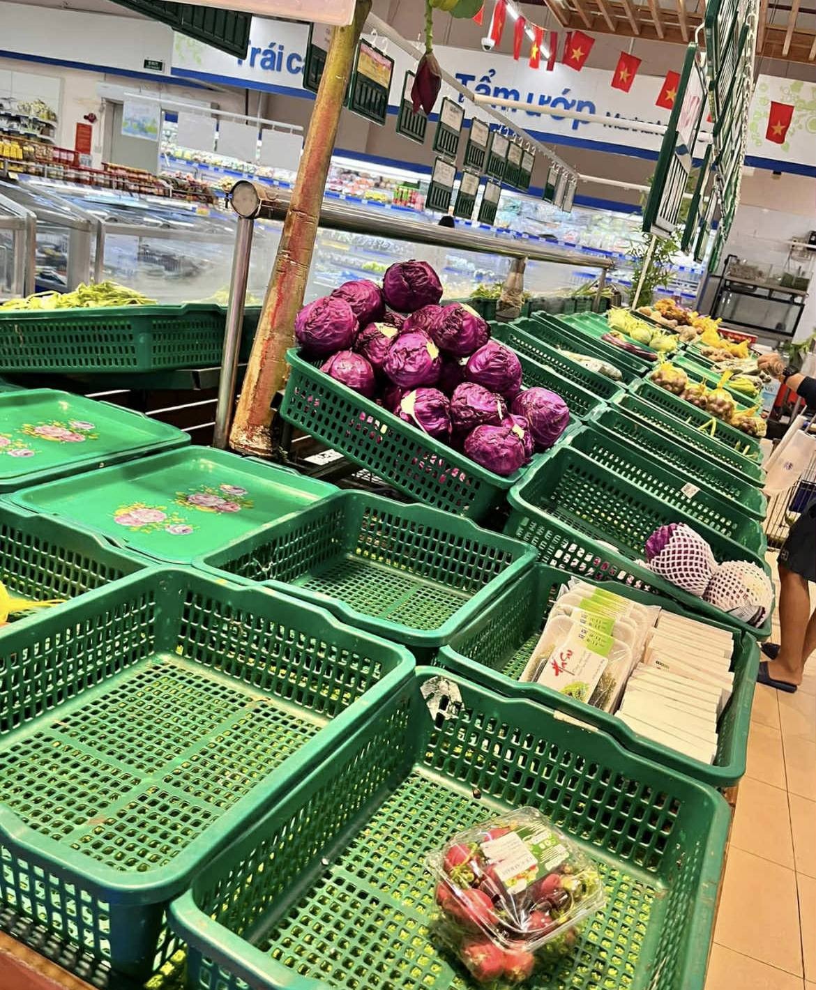 Cảnh tượng "đi mua không sót một thứ gì" trước khi bão cuồng phong Kalmaegi đổ bộ hôm nay!- Ảnh 7. Cảnh tượng "đi mua không sót một thứ gì" trước khi bão cuồng phong Kalmaegi đổ bộ hôm nay!- Ảnh 7.