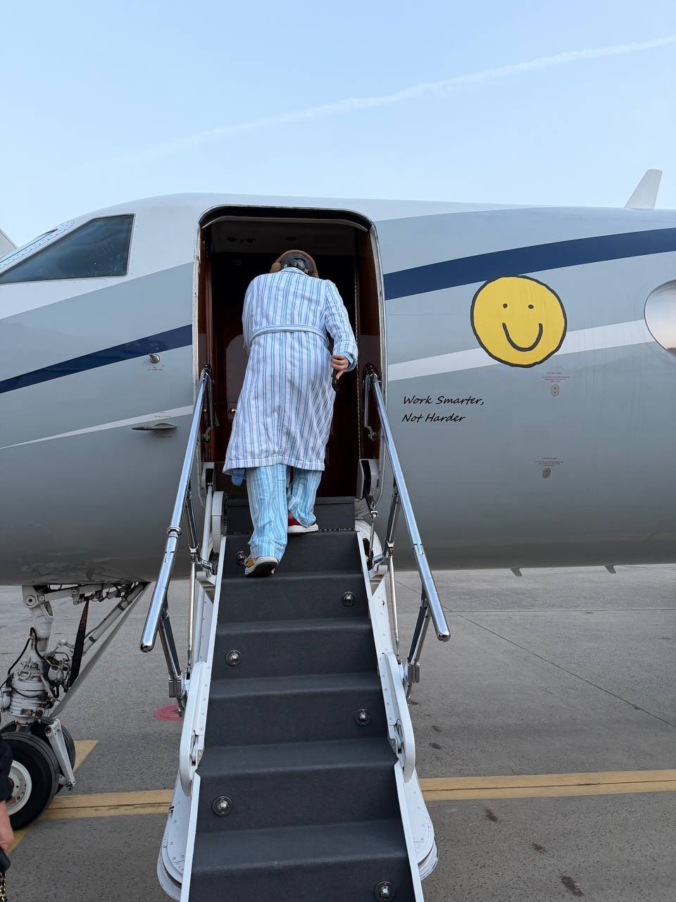 G-Dragon đi chuyên cơ cực đẳng cấp sang Việt Nam, nhìn từ phía sau cũng đủ thấy chất lừ!- Ảnh 2. G-Dragon đi chuyên cơ cực đẳng cấp sang Việt Nam, nhìn từ phía sau cũng đủ thấy chất lừ!- Ảnh 2.