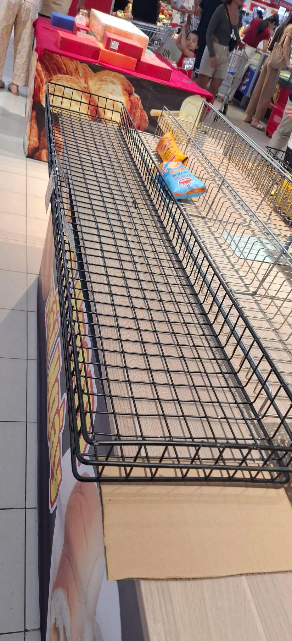 Cảnh tượng "đi mua không sót một thứ gì" trước khi bão cuồng phong Kalmaegi đổ bộ hôm nay!- Ảnh 3. Cảnh tượng "đi mua không sót một thứ gì" trước khi bão cuồng phong Kalmaegi đổ bộ hôm nay!- Ảnh 3.