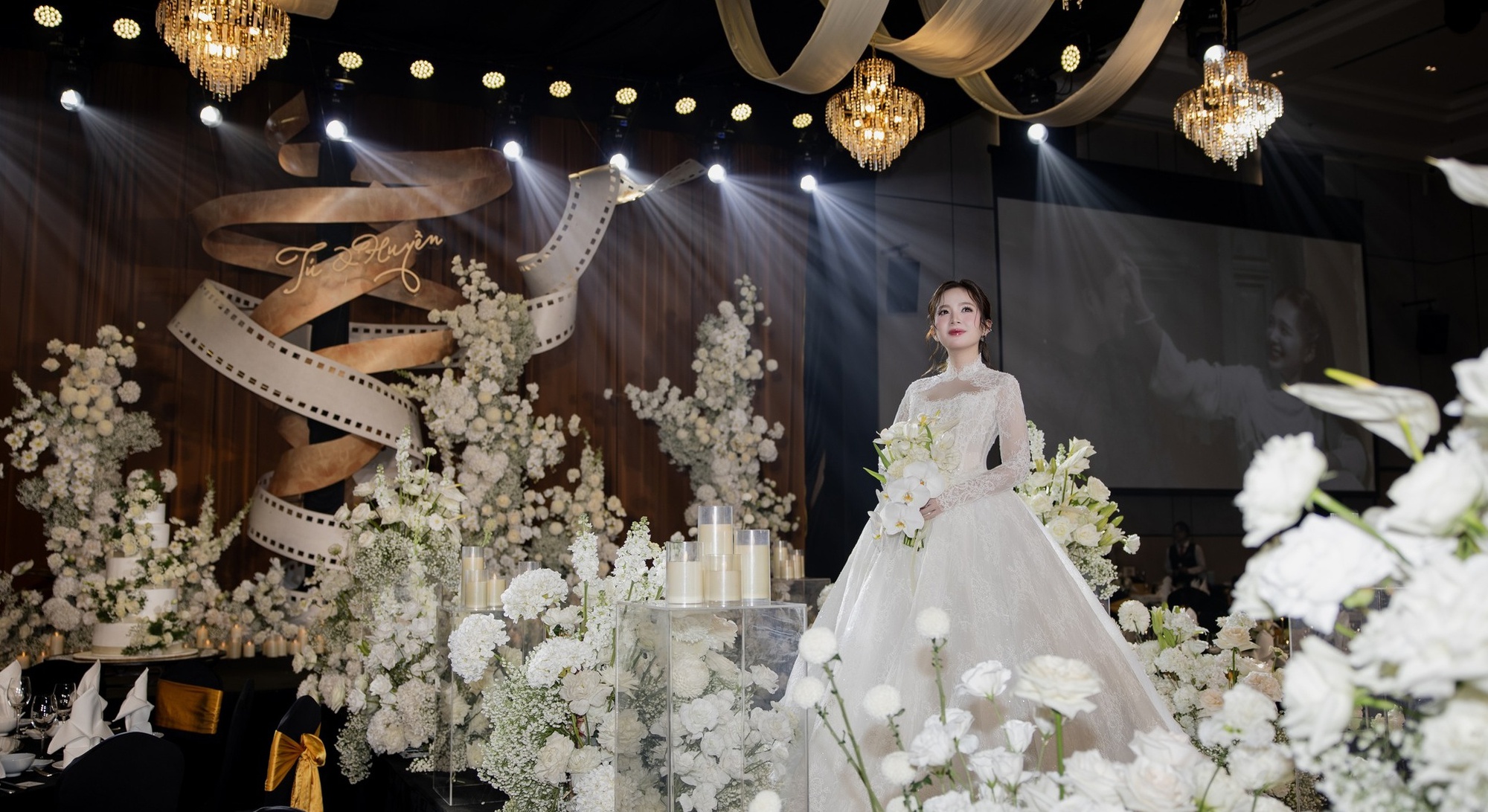 Đám cưới diễn viên Đình Tú - Ngọc Huyền: Dâu rể gấp đôi visual, Quỳnh Nga và dàn mỹ nhân Vbiz đổ bộ- Ảnh 9.