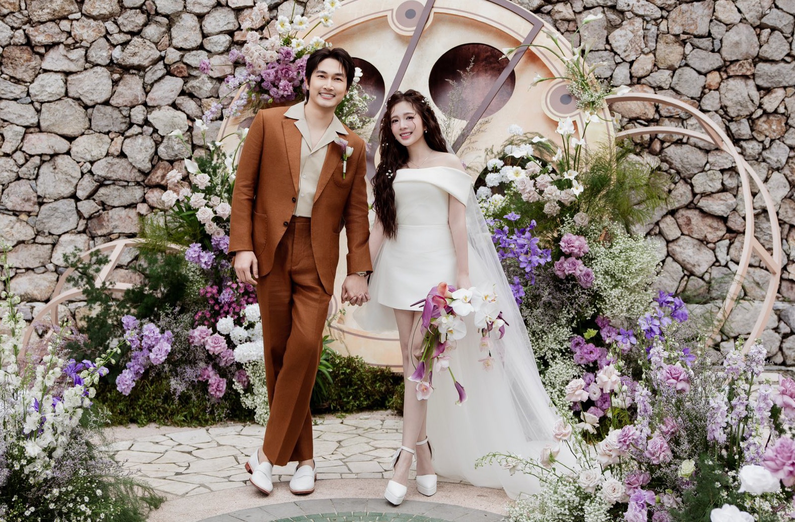 Đám cưới diễn viên Đình Tú - Ngọc Huyền: Dâu rể gấp đôi visual, Quỳnh Nga và dàn mỹ nhân Vbiz đổ bộ- Ảnh 4.