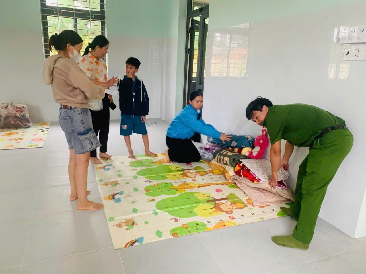 Bộ Quốc phòng và Bộ Xây dựng chỉ đạo ứng phó bão số 13 và sự cố tàu hàng 174.000 tấn- Ảnh 5.