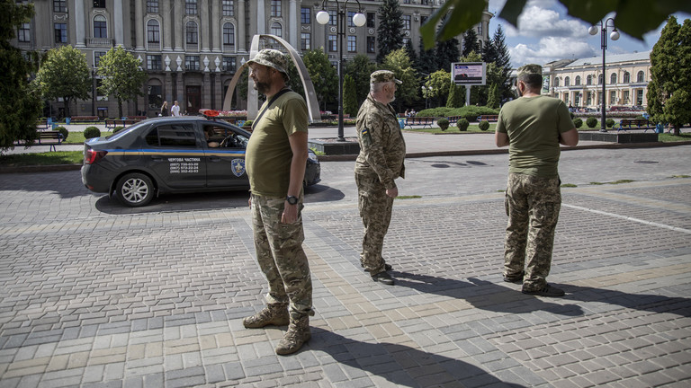 ‘Xe buýt hóa’ lan tới trường học: Giáo viên bị bắt giữa giờ – Ukraine khủng hoảng quân số- Ảnh 1. ‘Xe buýt hóa’ lan tới trường học: Giáo viên bị bắt giữa giờ – Ukraine khủng hoảng quân số- Ảnh 1.