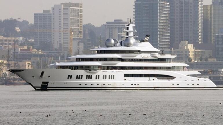 Trong phiên đấu giá mà người tham gia cần có tài sản ít nhất 500 triệu USD, một siêu du thuyền bị tịch thu của Nga trị giá không dưới 300 triệu USD vừa được bán với giá cực ‘rẻ’- Ảnh 2.