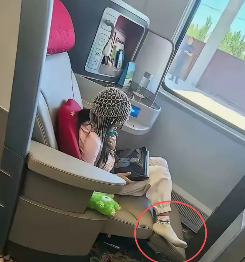 Đăng ảnh con gái lên mạng rồi hỏi 1 câu "ngây ngô", bà mẹ khiến dân mạng bực mình: Khoe của lộ liễu quá chị!- Ảnh 1. Đăng ảnh con gái lên mạng rồi hỏi 1 câu "ngây ngô", bà mẹ khiến dân mạng bực mình: Khoe của lộ liễu quá chị!- Ảnh 1.