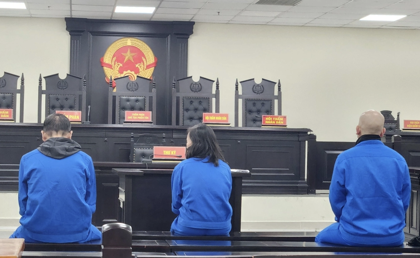 Nhận 2 thùng tiền của nữ doanh nhân, cựu cán bộ TAND Tối cao hầu toà- Ảnh 1. Nhận 2 thùng tiền của nữ doanh nhân, cựu cán bộ TAND Tối cao hầu toà- Ảnh 1.