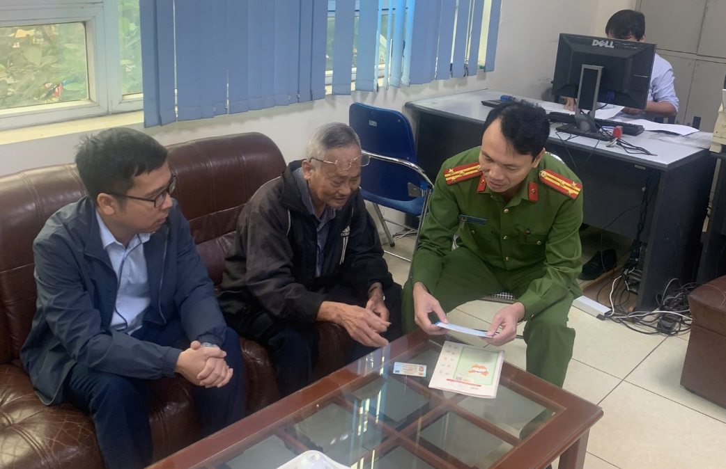 Cụ ông Bắc Ninh muốn chuyển toàn bộ tiền tiết kiệm cho một tài khoản, ngân hàng lập tức báo công an- Ảnh 1. Cụ ông Bắc Ninh muốn chuyển toàn bộ tiền tiết kiệm cho một tài khoản, ngân hàng lập tức báo công an- Ảnh 1.