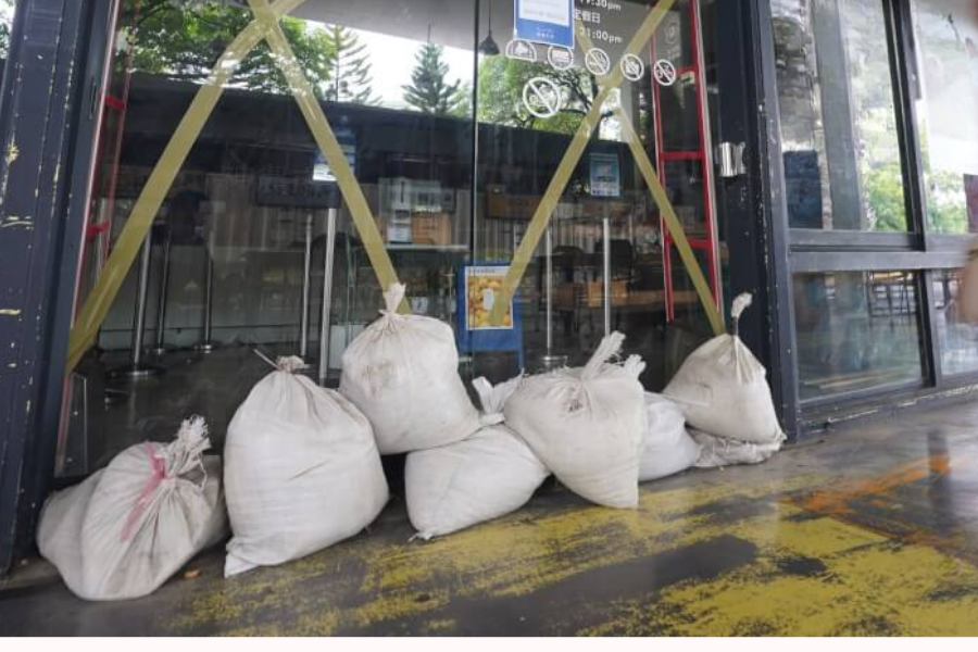 Gấp: 5 cách gia cố nhà cửa VÔ DỤNG khi bão đến, xem và tránh ngay khi còn có thể!- Ảnh 4. Gấp: 5 cách gia cố nhà cửa VÔ DỤNG khi bão đến, xem và tránh ngay khi còn có thể!- Ảnh 4.