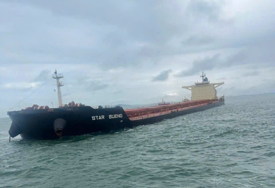 Bộ Quốc phòng và Bộ Xây dựng chỉ đạo ứng phó bão số 13 và sự cố tàu hàng 174.000 tấn- Ảnh 3.