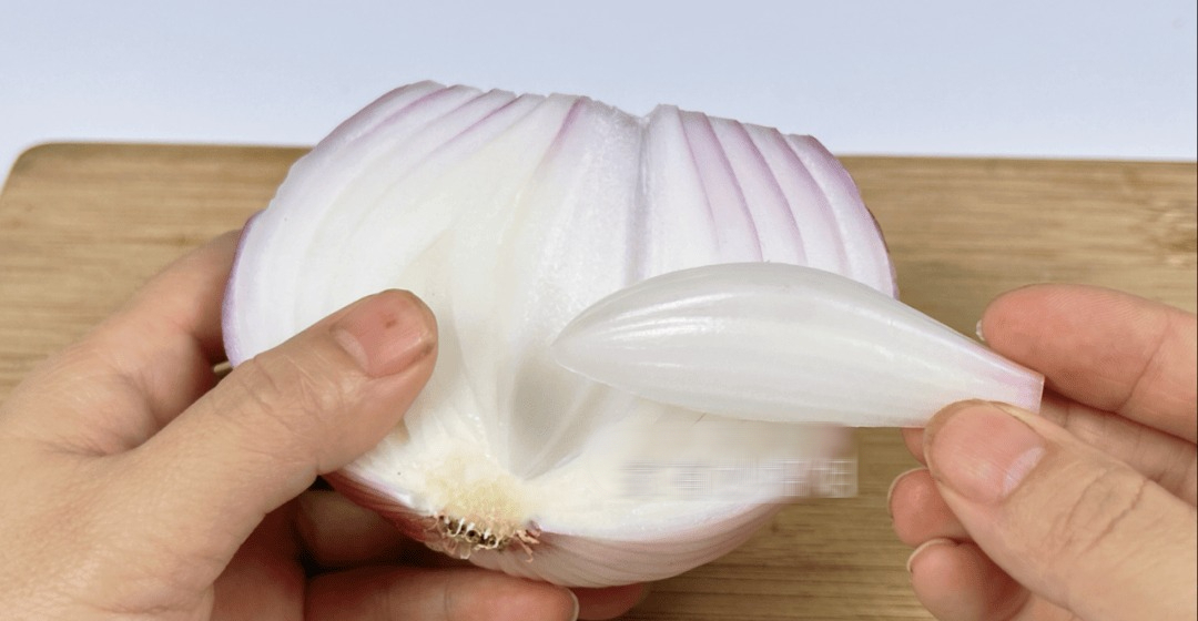 Nhỏ vài giọt dầu gió vào củ hành tây, tưởng nghịch dại ai ngờ hiệu quả hơn cả Nhỏ vài giọt dầu gió vào củ hành tây, tưởng nghịch dại ai ngờ hiệu quả hơn cả